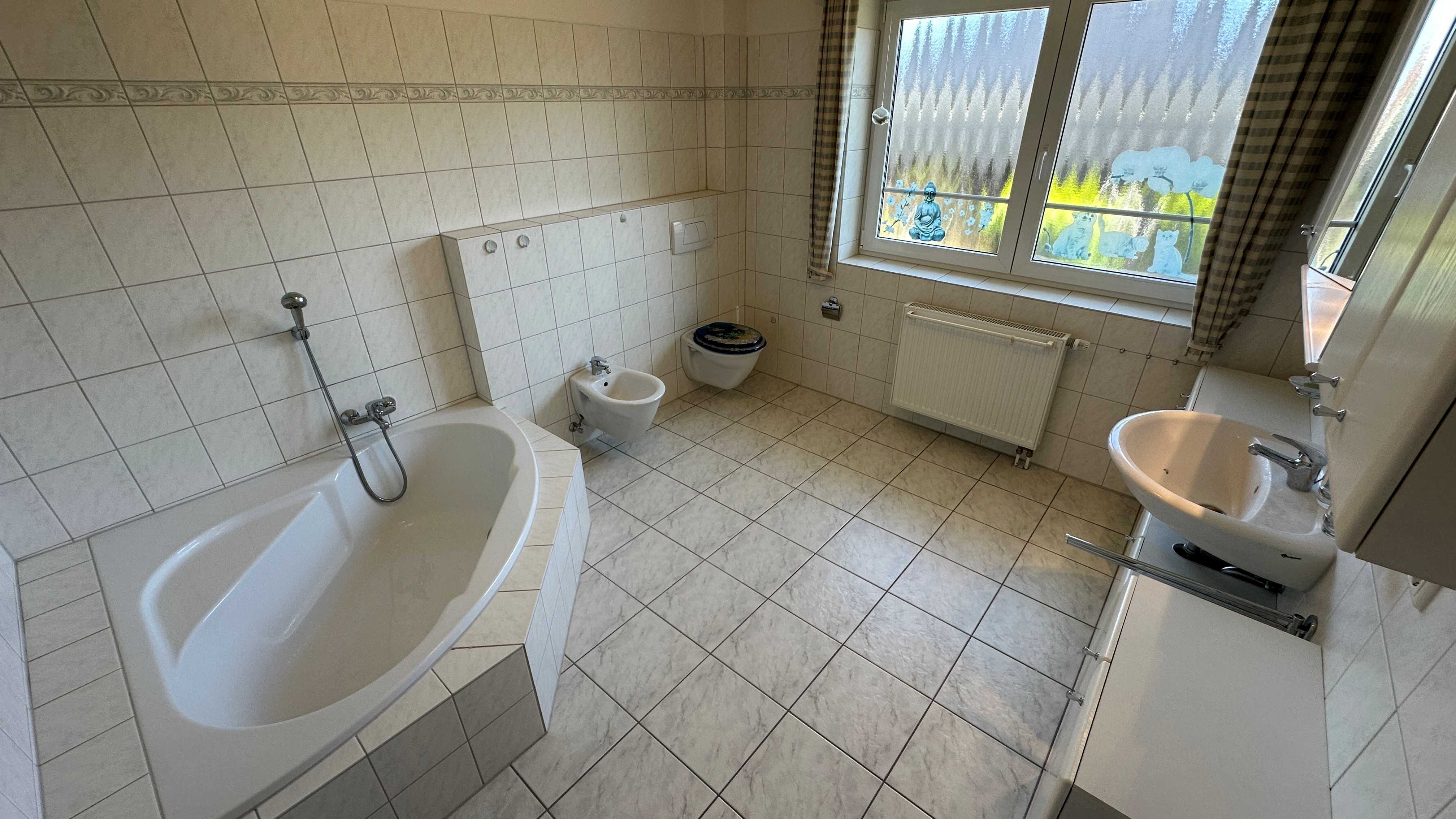 Wannenbad mit Fenster