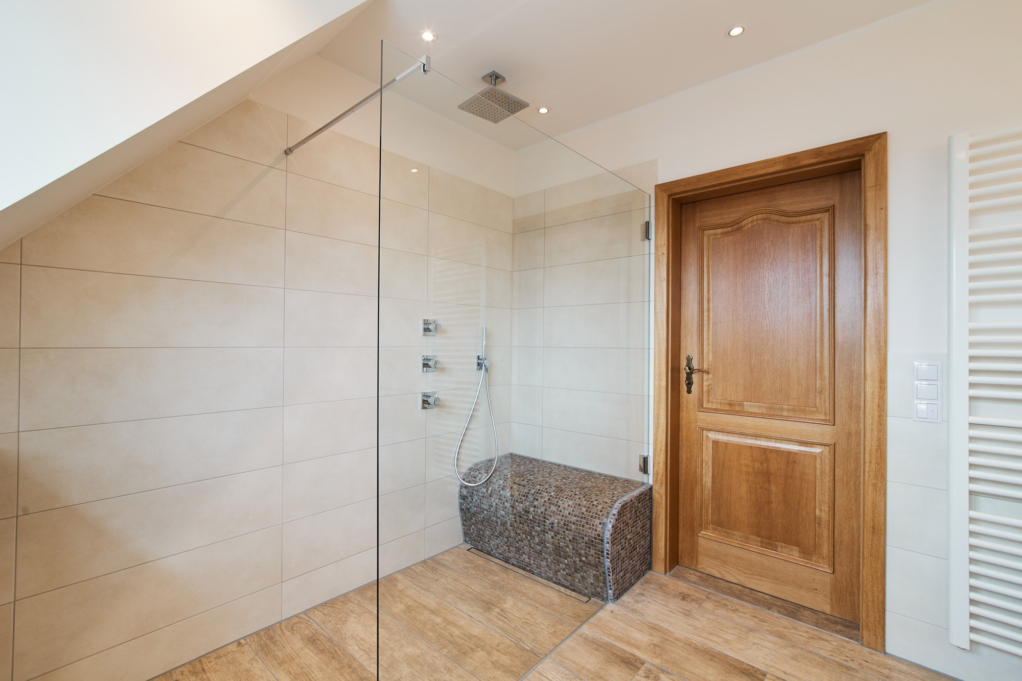 Modernes Duschbad im OG