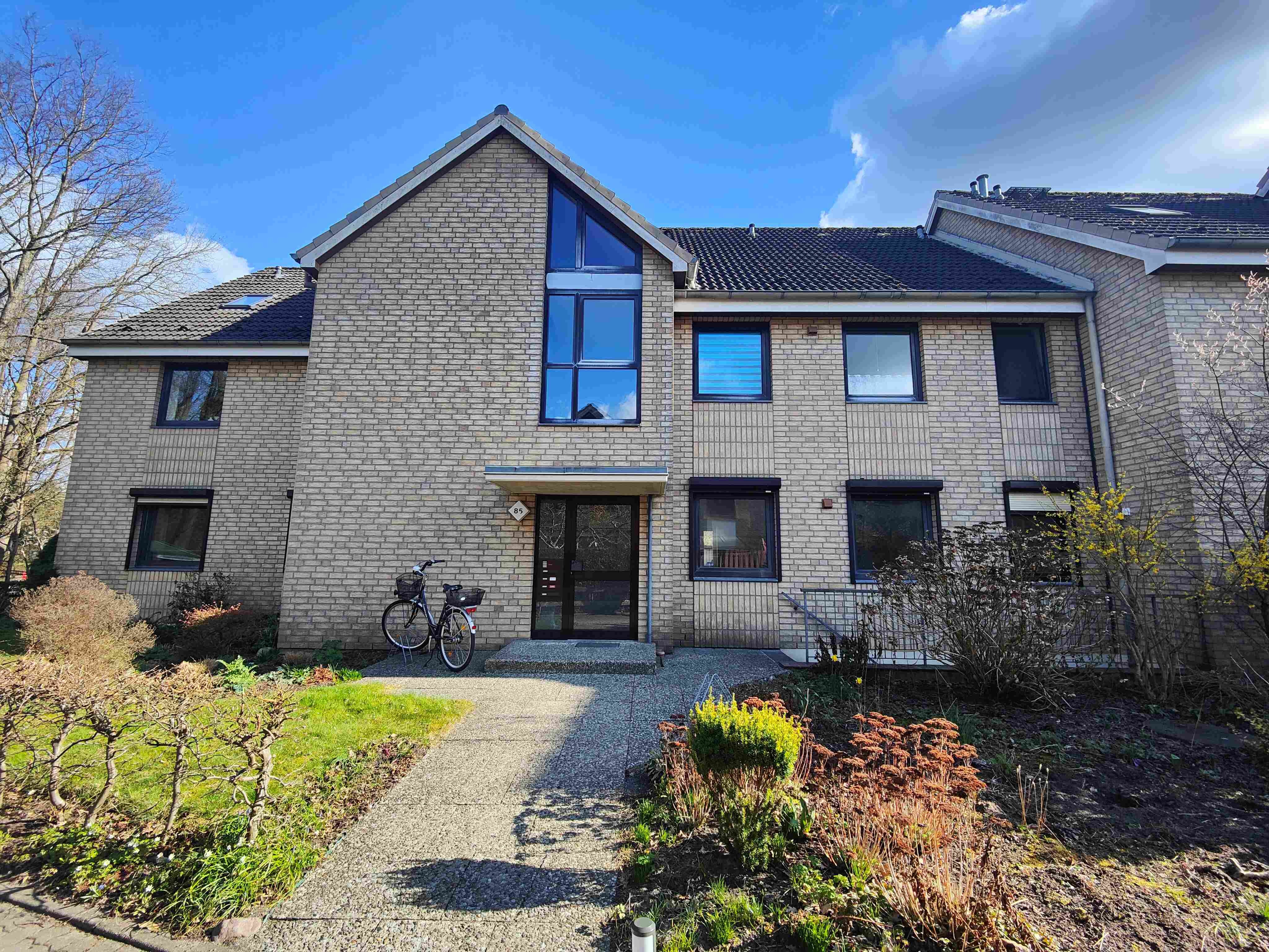 Renovierte, vermietete 2-Zimmer-Erdgeschosswohnung mit Gartenanteil und Garage in Elmshorn