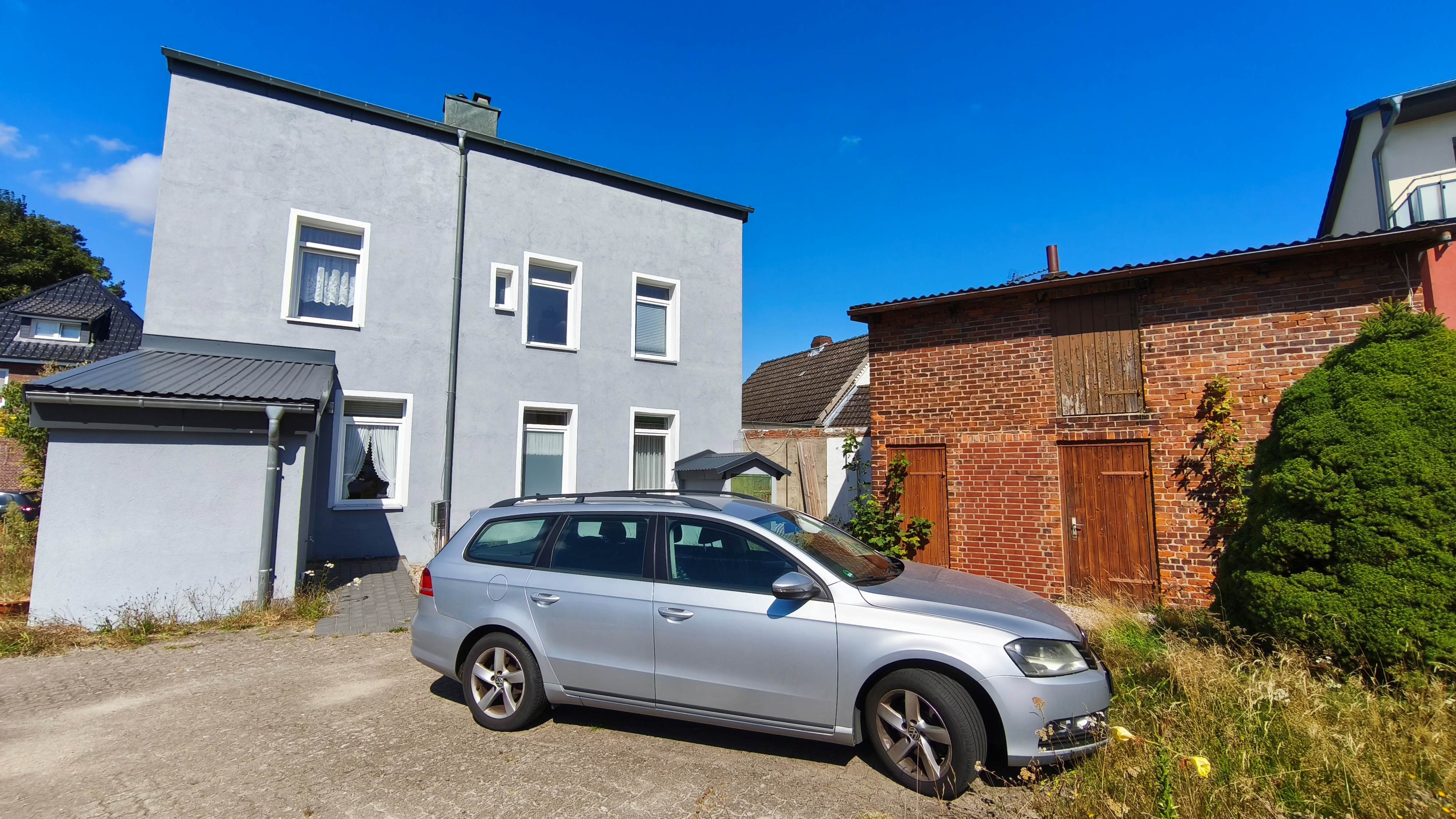 Hinteransicht mit Nebengebäuden