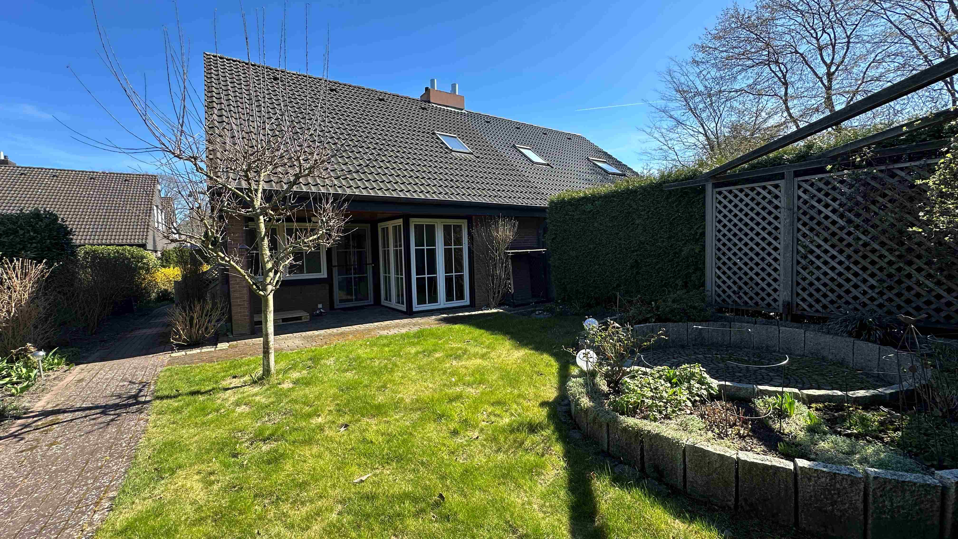 Gemütliche Doppelhaushälfte mit Vollkeller und Garage in Pinneberg