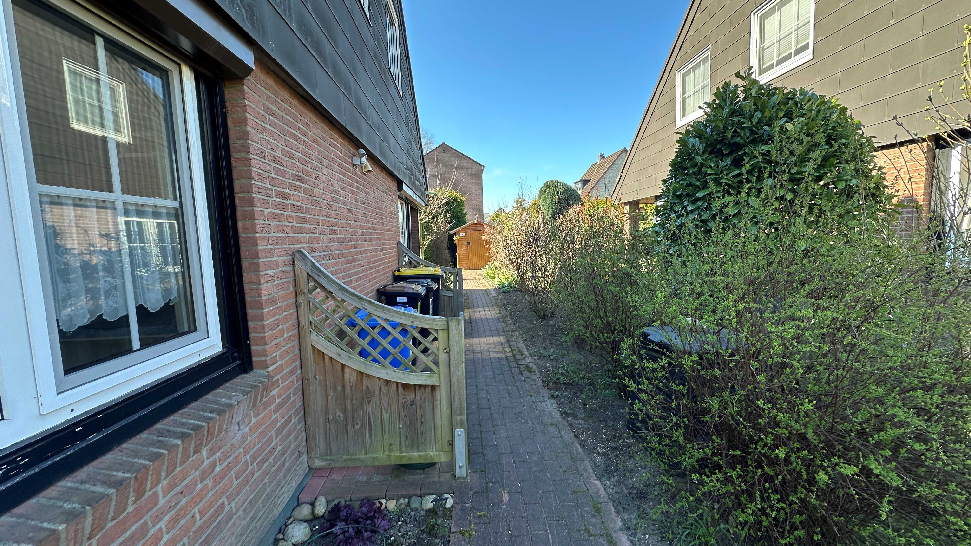 Zuwegung zum Garten neben dem Haus