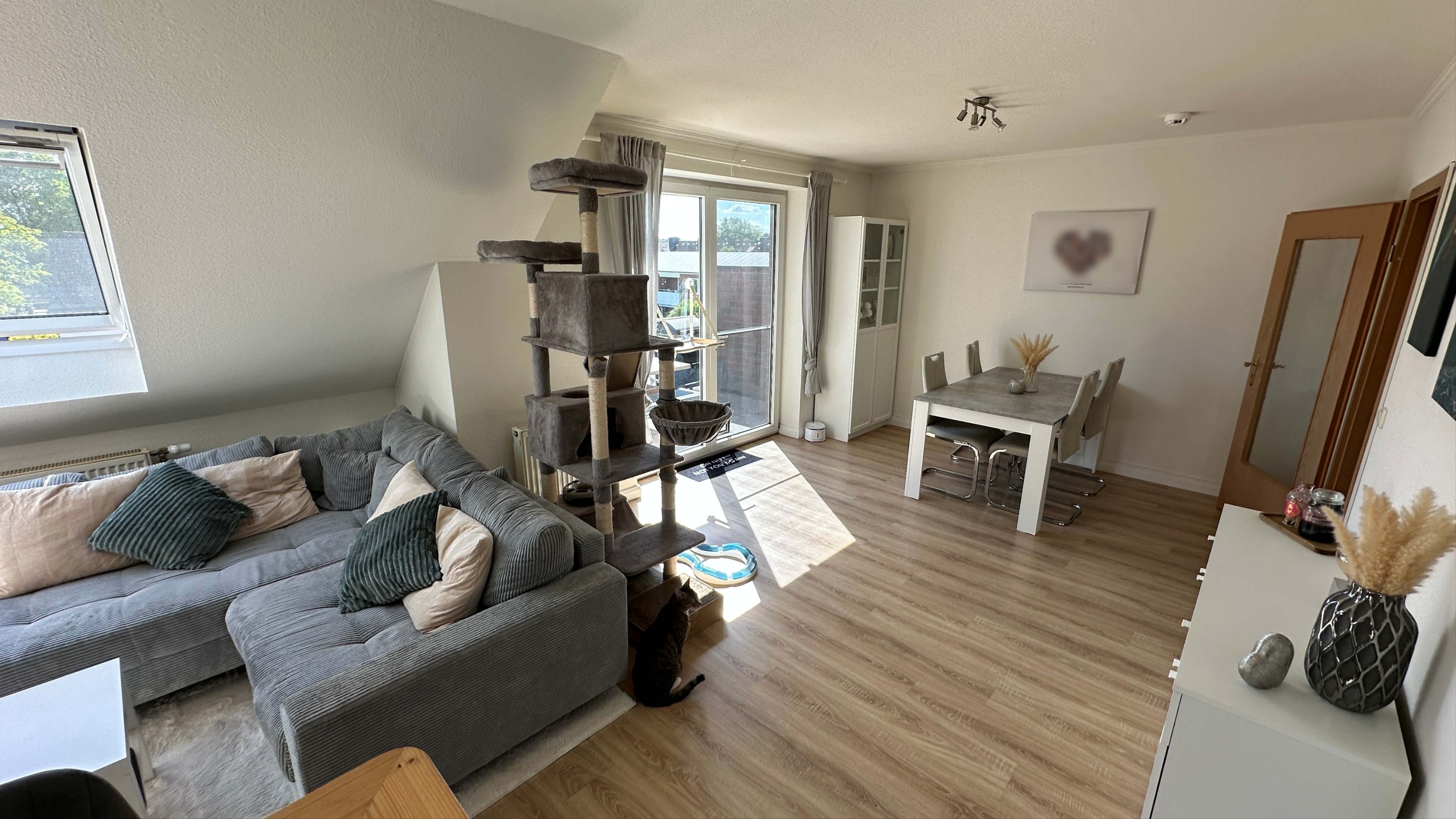 Wohnbereich mit Ausgang auf die sonnige Dachterrasse