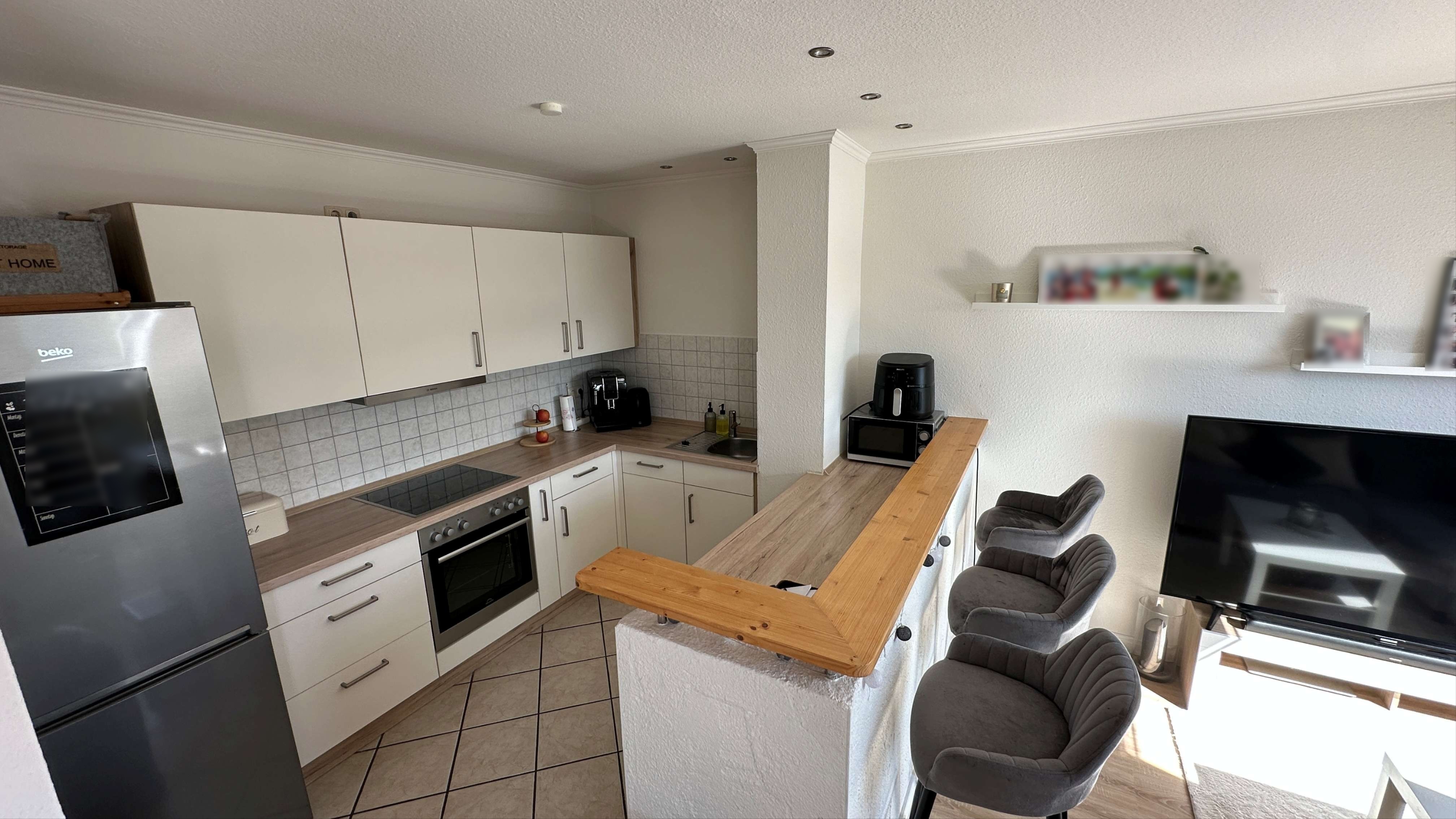 Markeneinbauküche mit Tresen