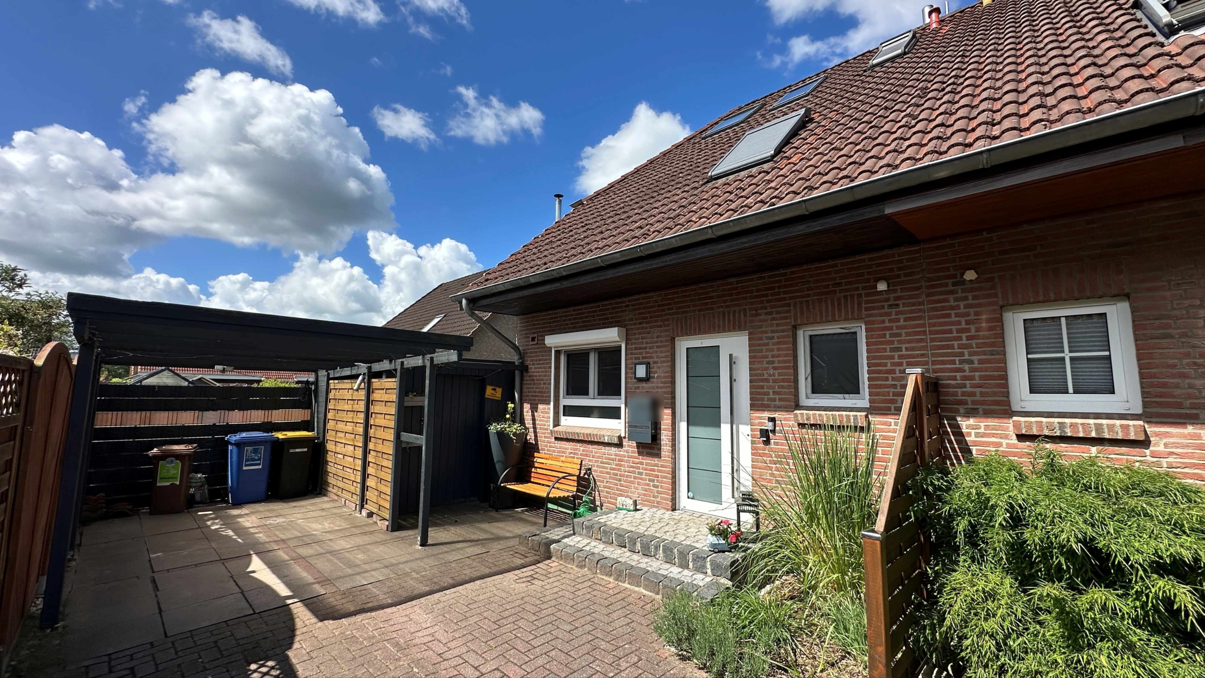 Carport- und Hausansicht