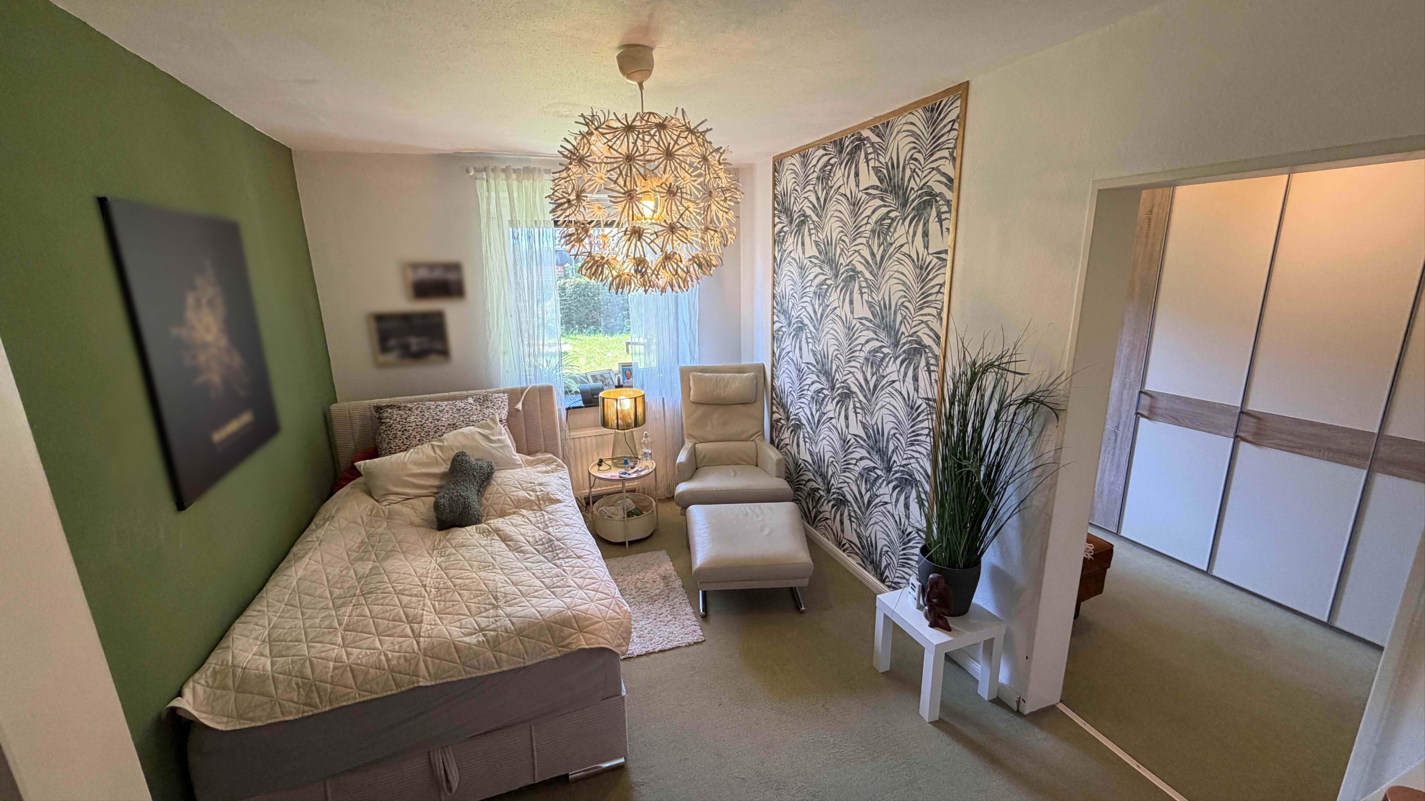 Schlafzimmer mit angr. Ankleidezimmer