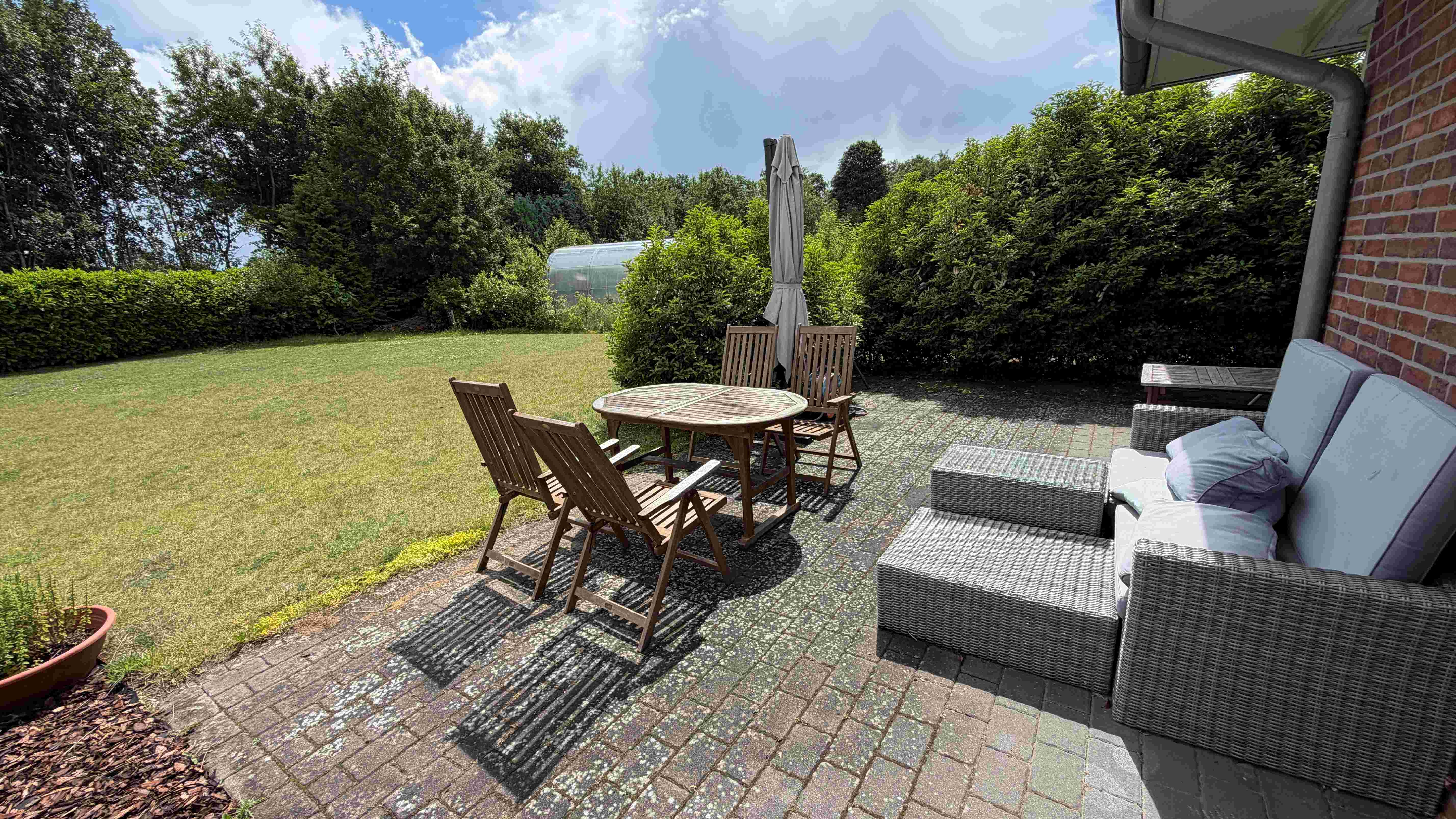 Terrasse hinter dem Haus