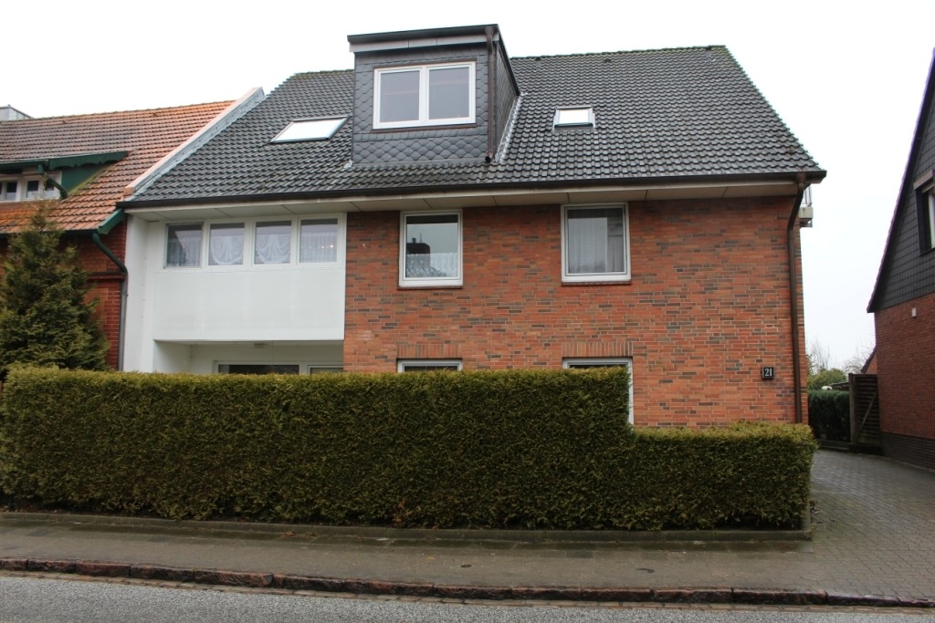 Sanierte 2-Zimmer-Wohnung mit Loggia und Stellplatz in Stadtrandlage von Uetersen