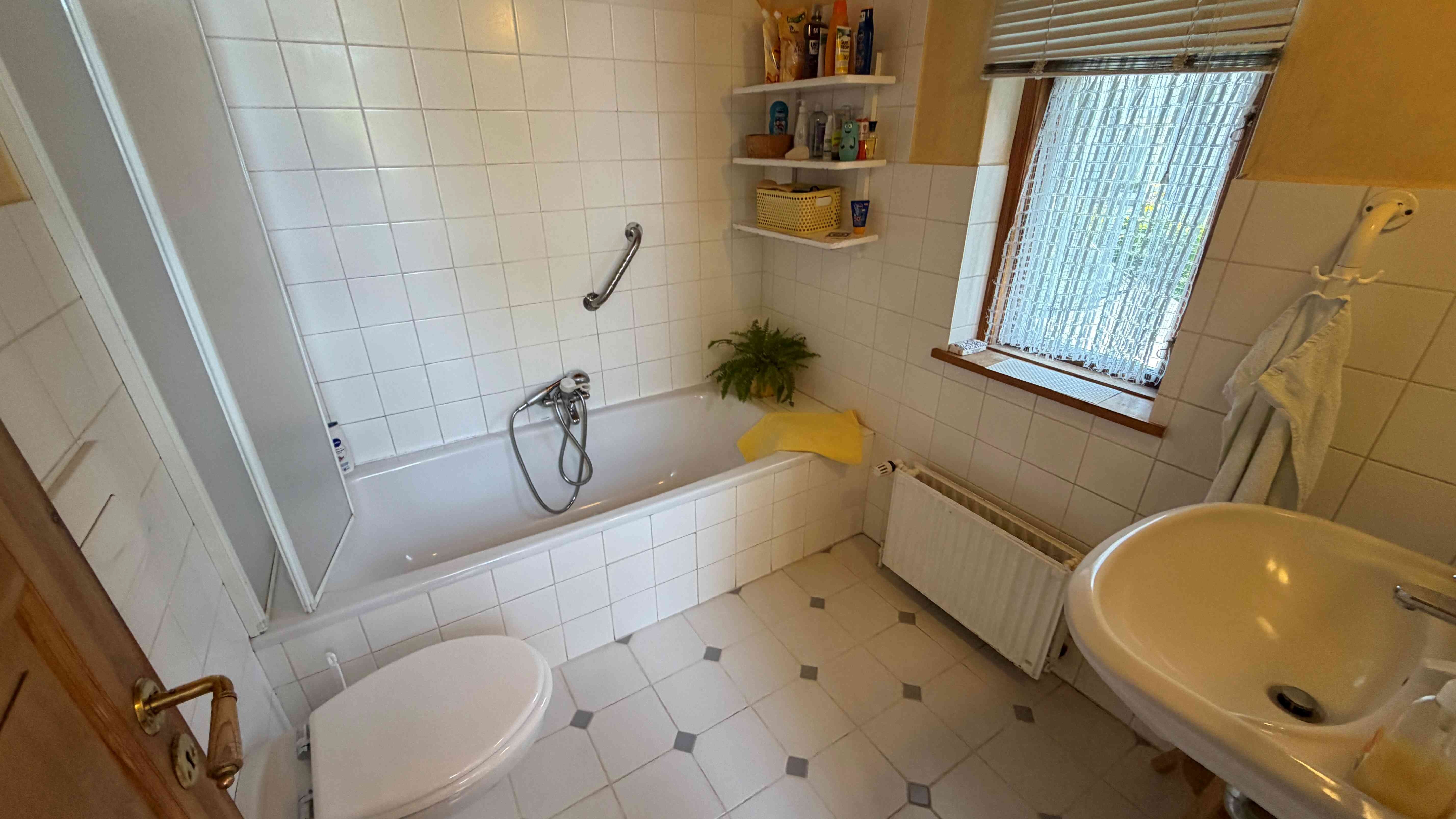 Wannenbad mit Fenster