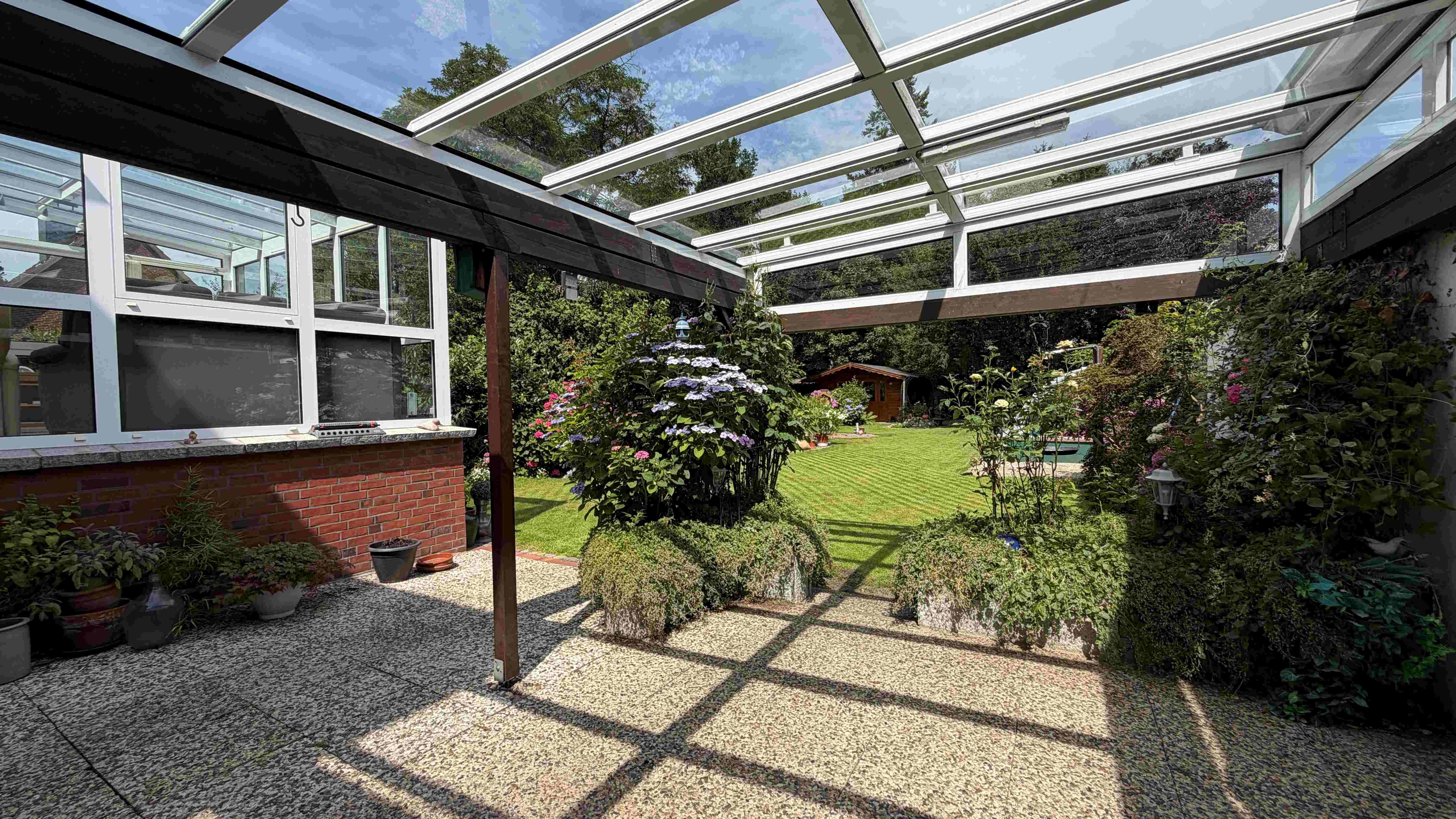 Überdachte Terrasse mit Gartenblick