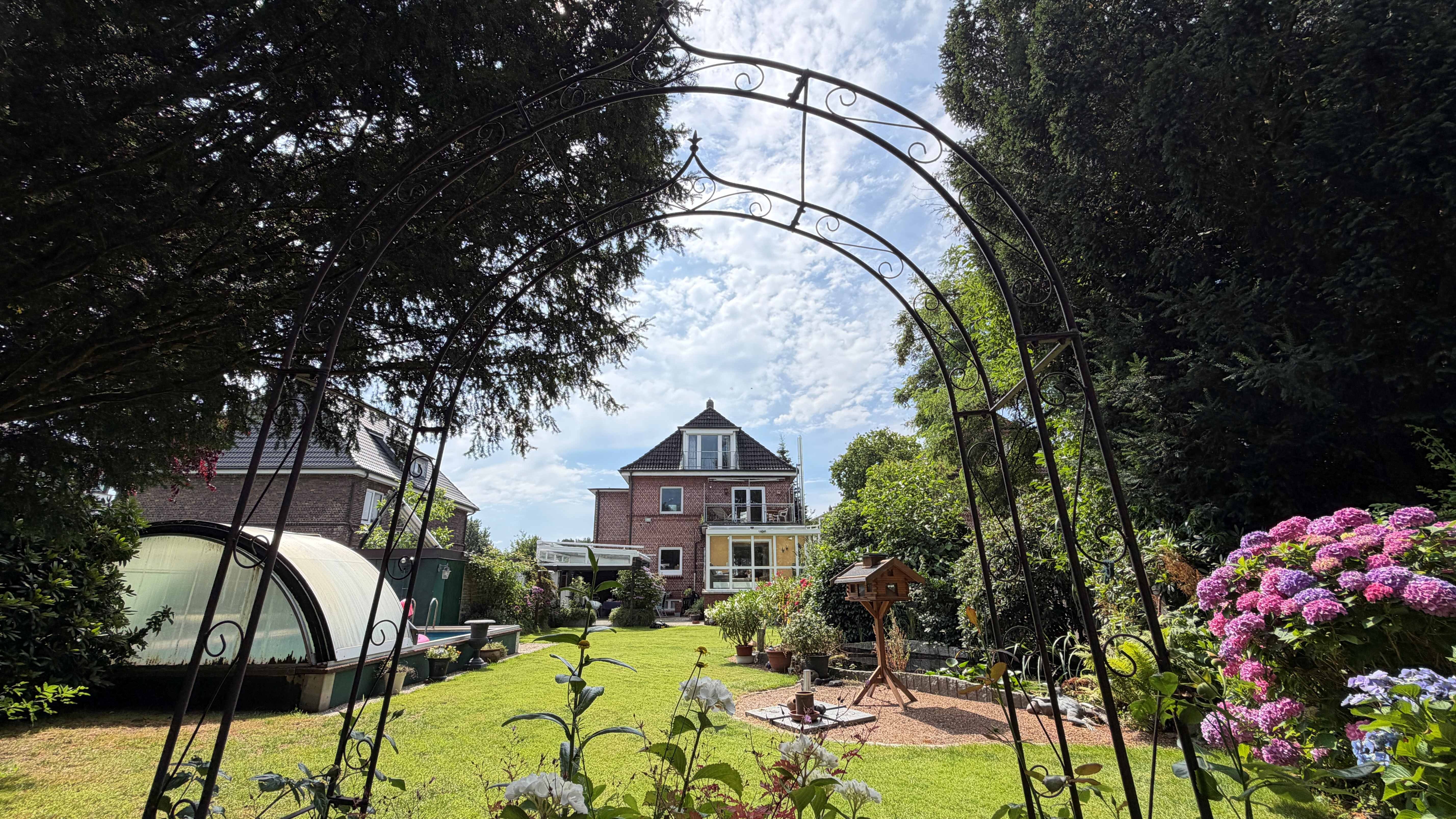 Individuelles Wohnhaus mit parkähnlichem Garten in begehrter Wohnlage