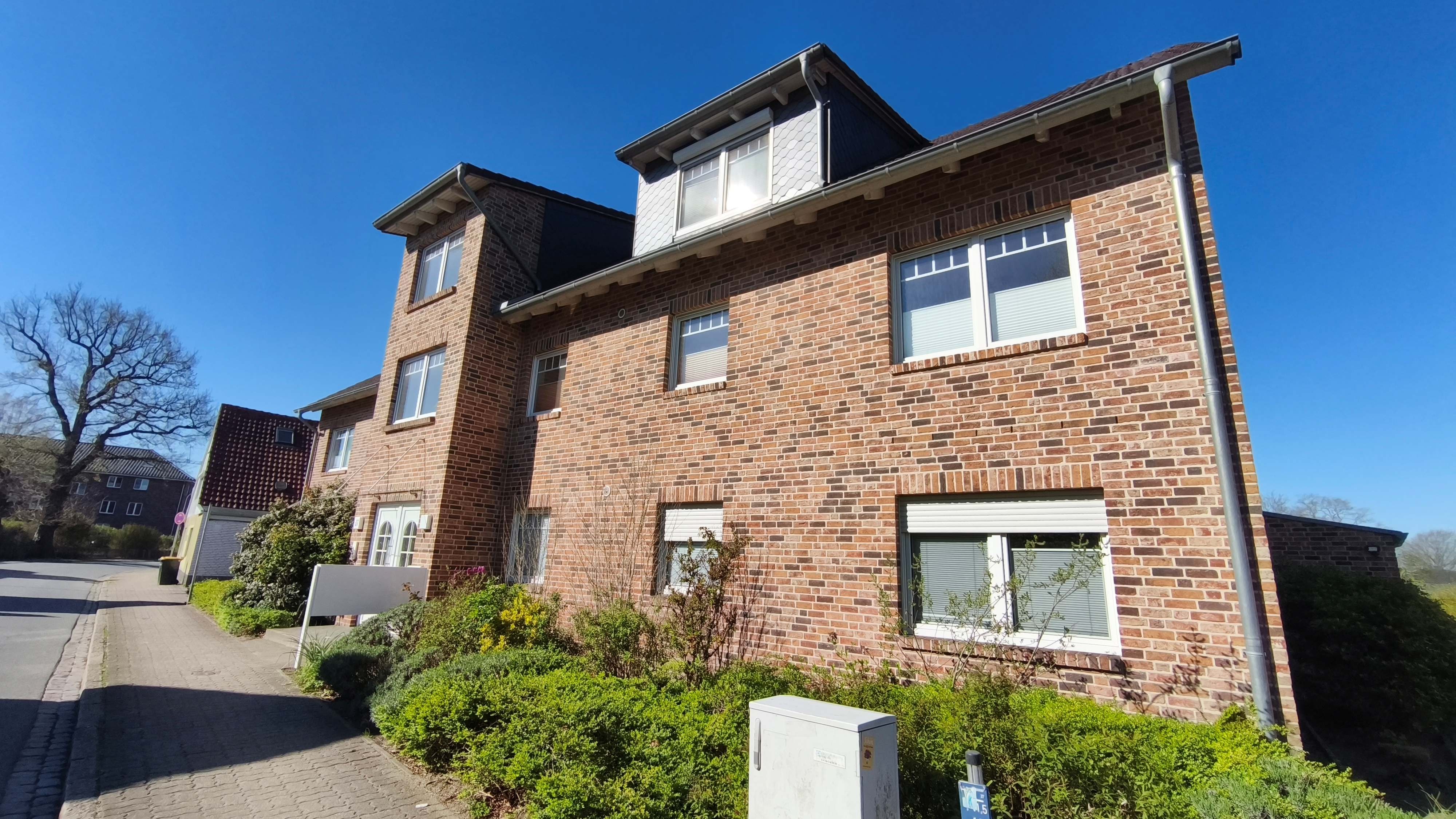 Moderne 3-Zimmer-Wohnung (Dachgeschoss) mit Balkon und Pkw-Stellplatz in Uetersen
