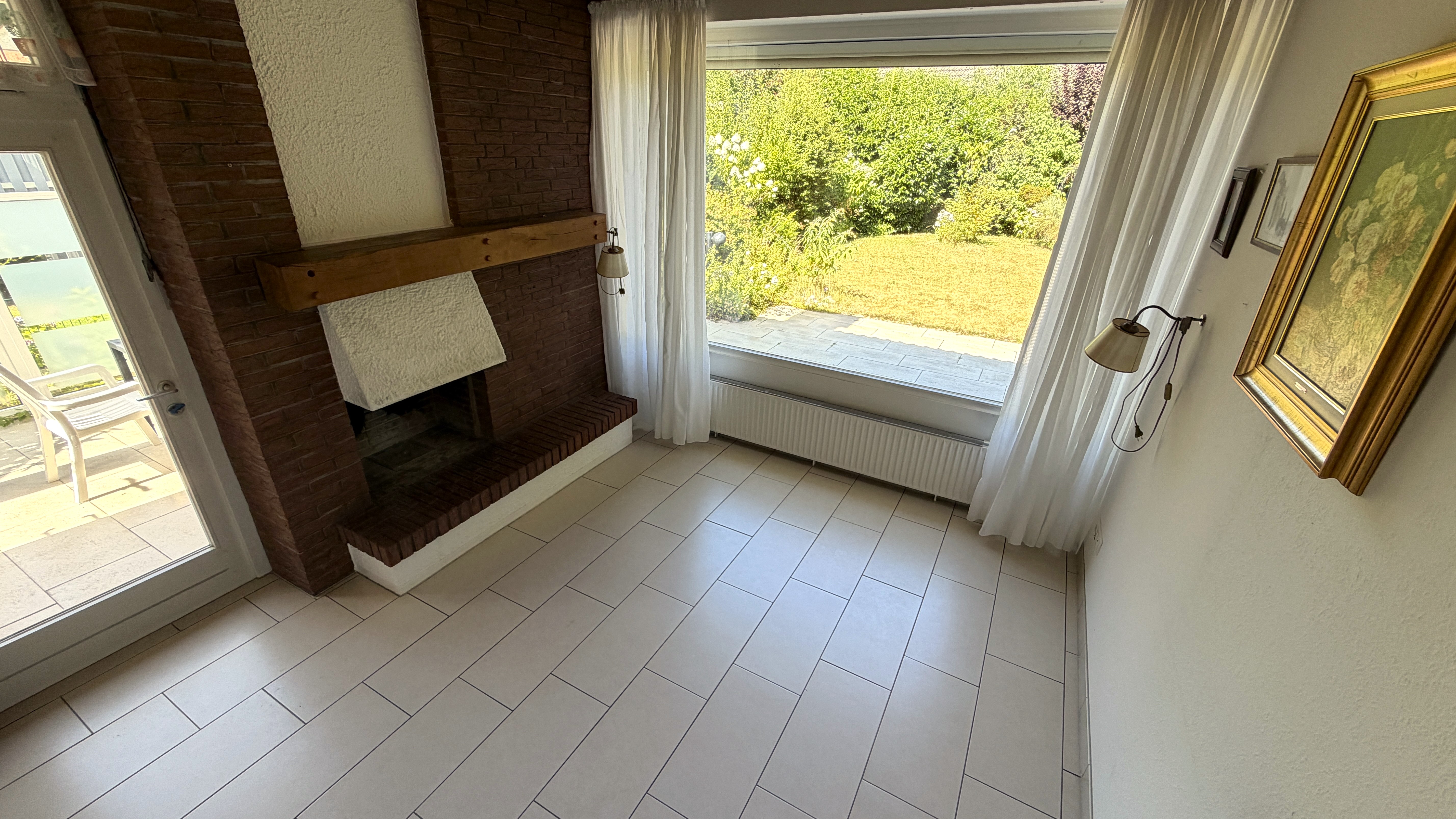 Kaminzimmer mit Ausgang auf die Terrasse