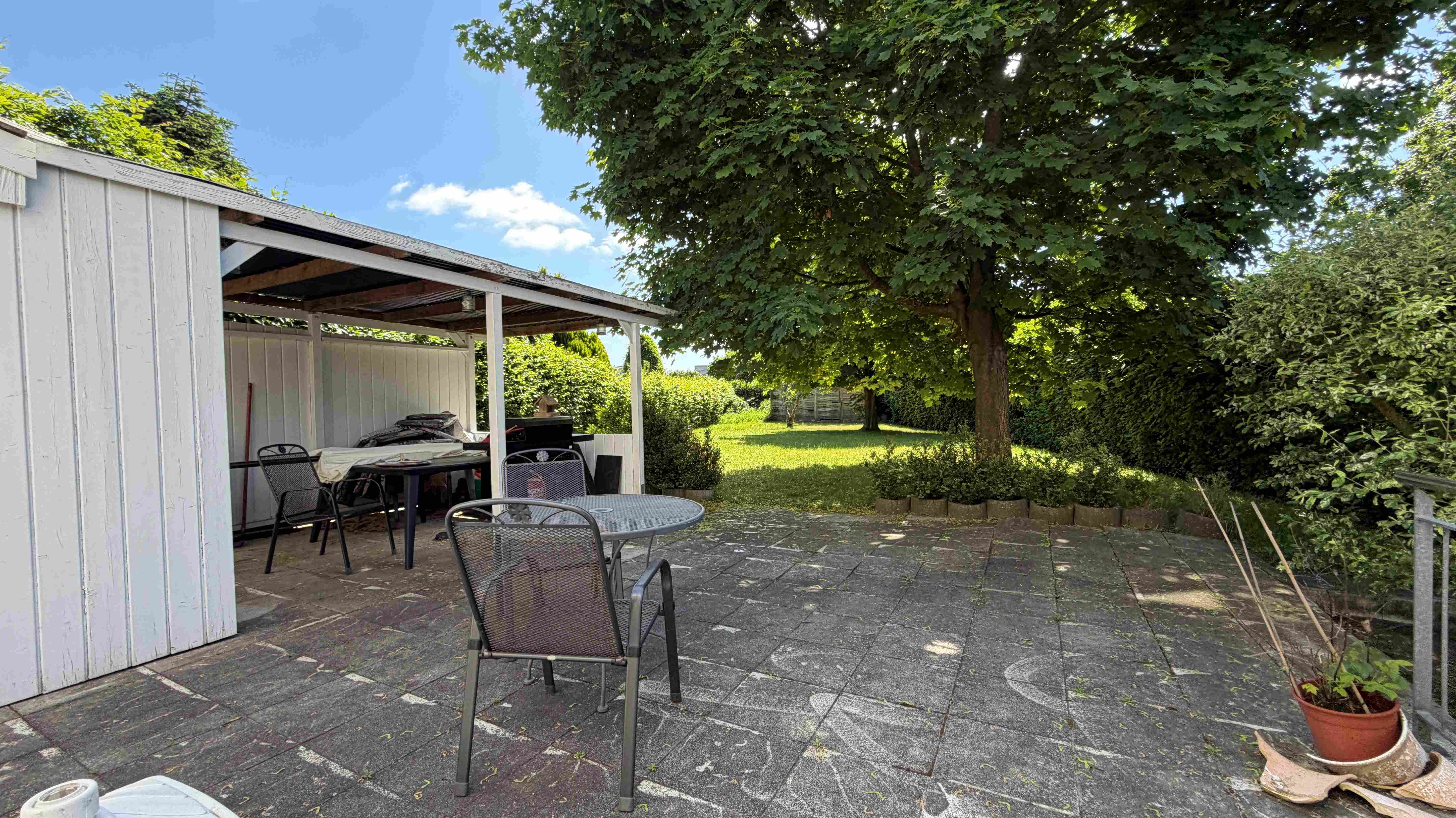 Terrasse mit Unterstand