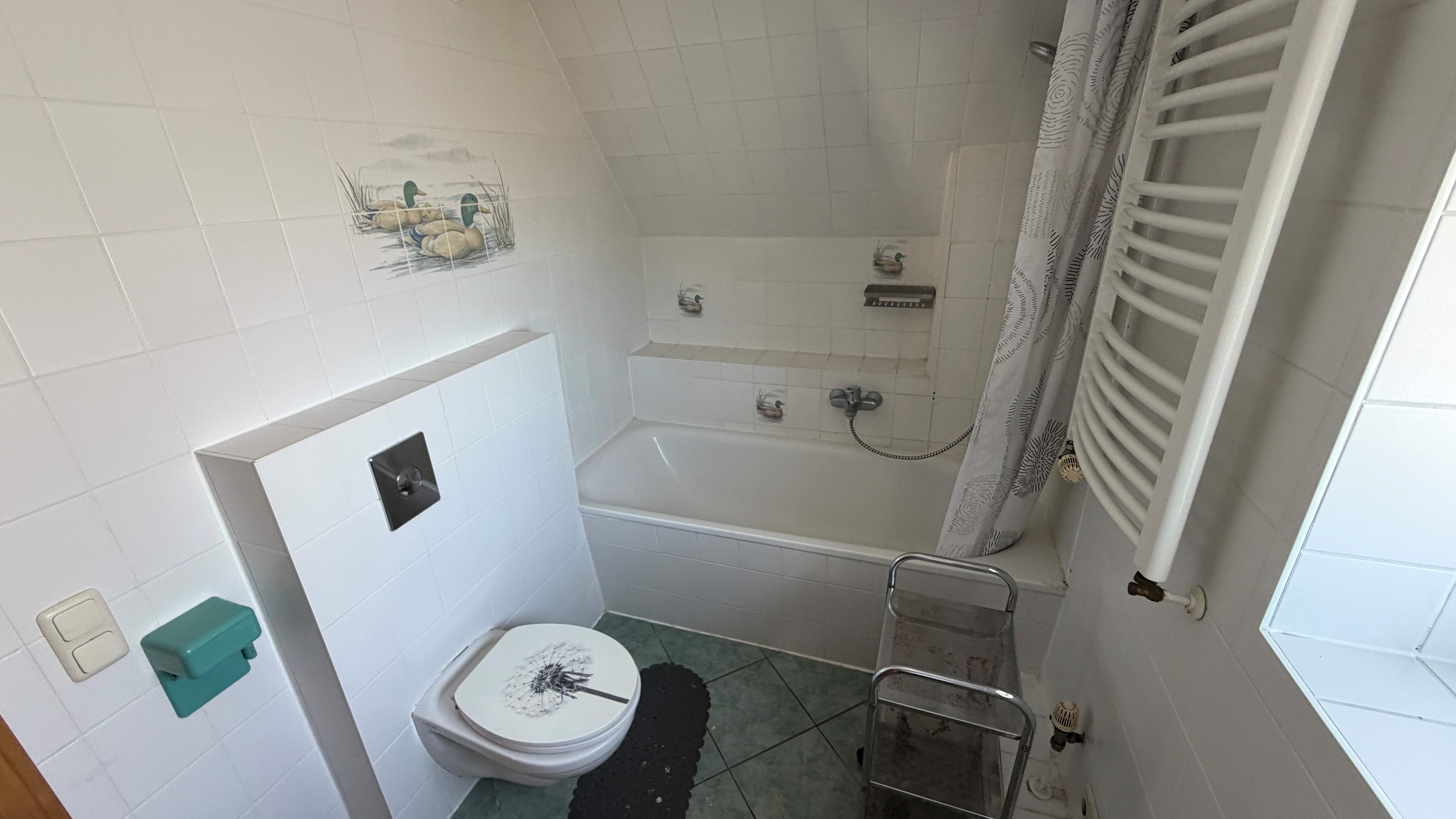 WHG 1 - Gäste-WC mit Wanne im OG