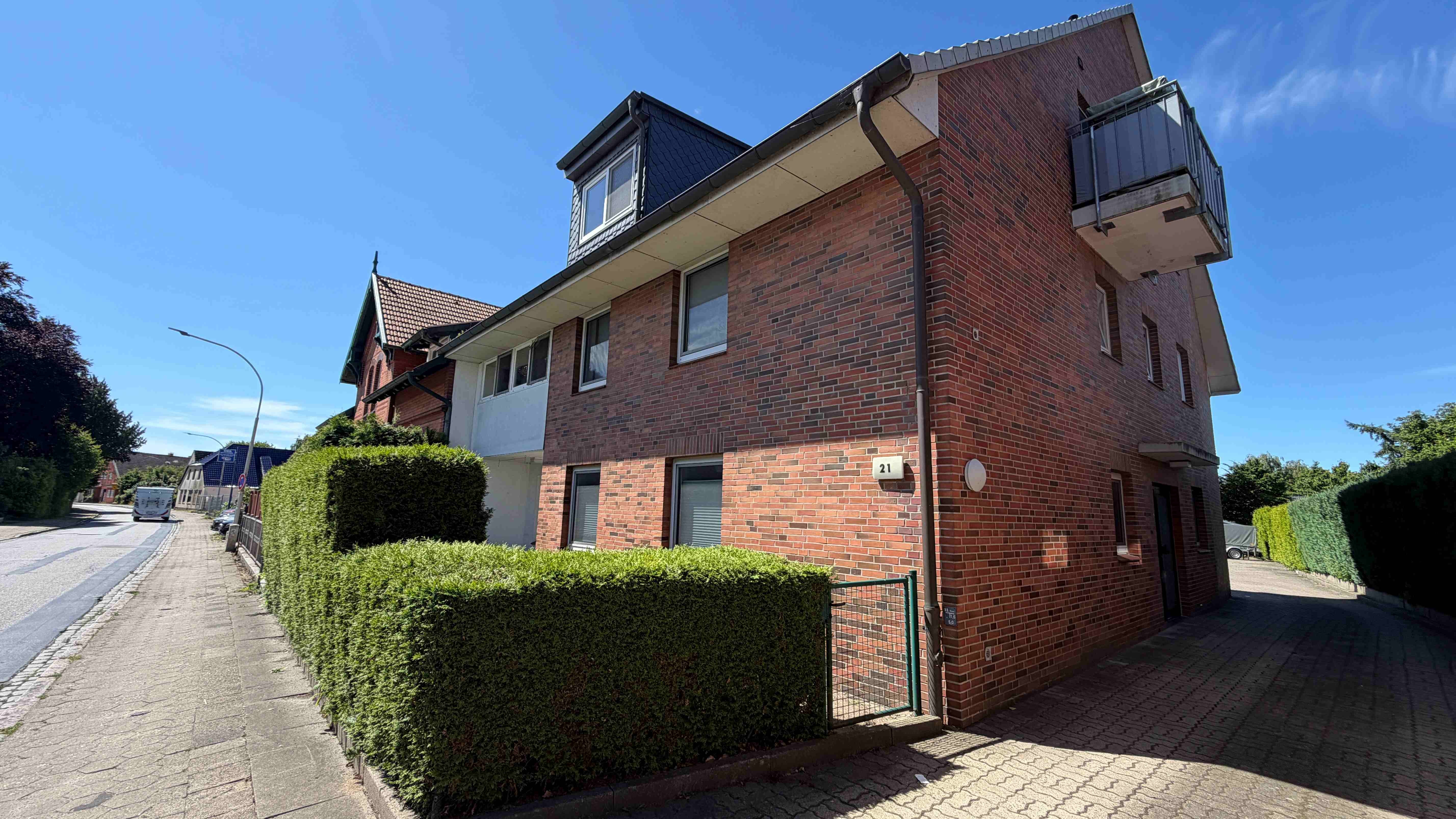 Modernisierte 2-Zimmer-Wohnung mit Loggia und Stellplatz
