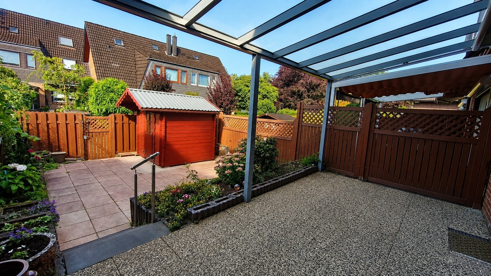 überdachte Terrasse mit kl. Garten