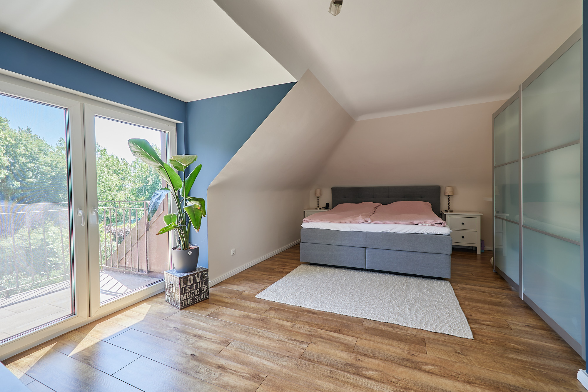 Schlafzimmer mit Balkon