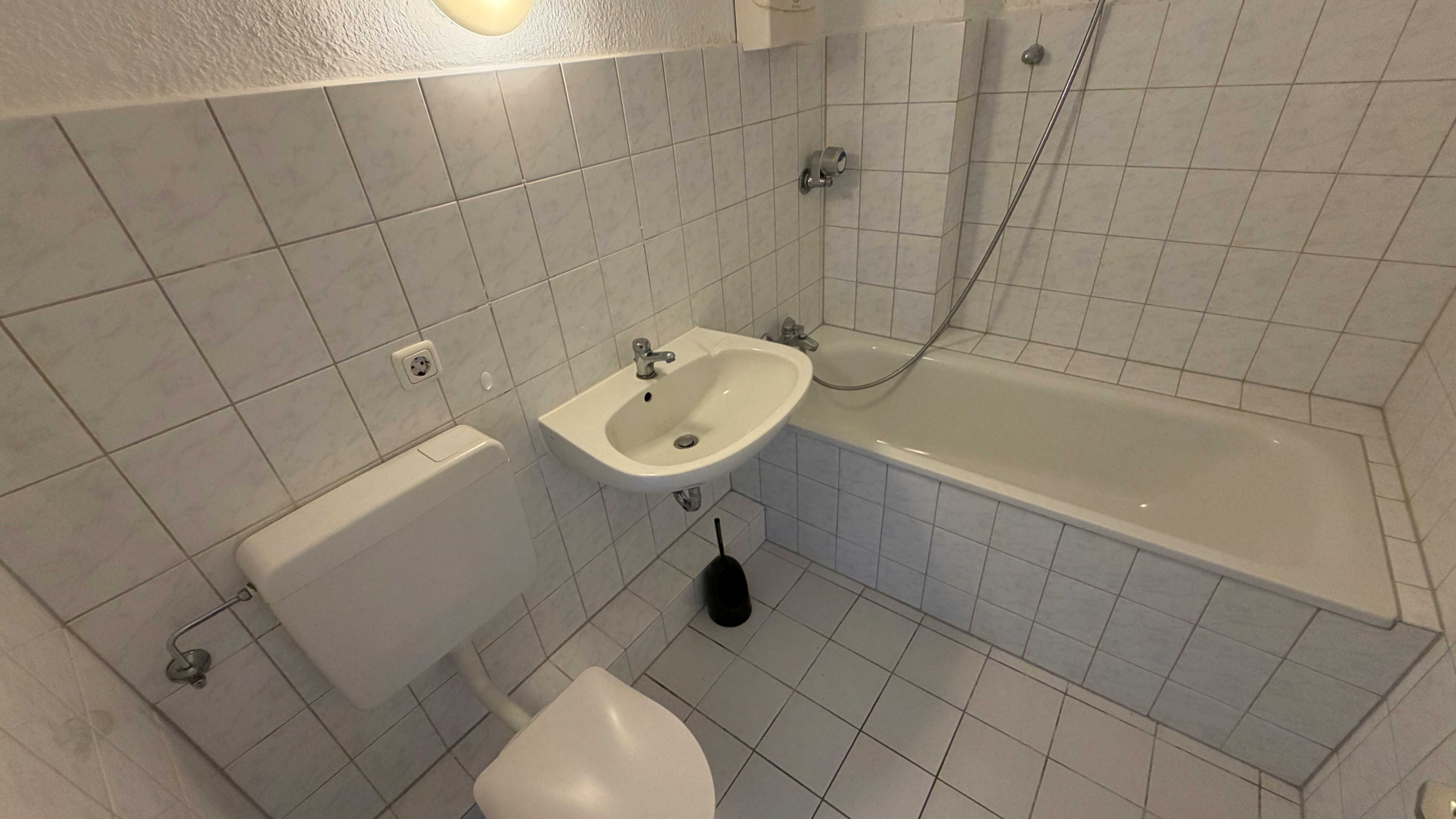 Wannenbad (renovierugsbedürftig)
