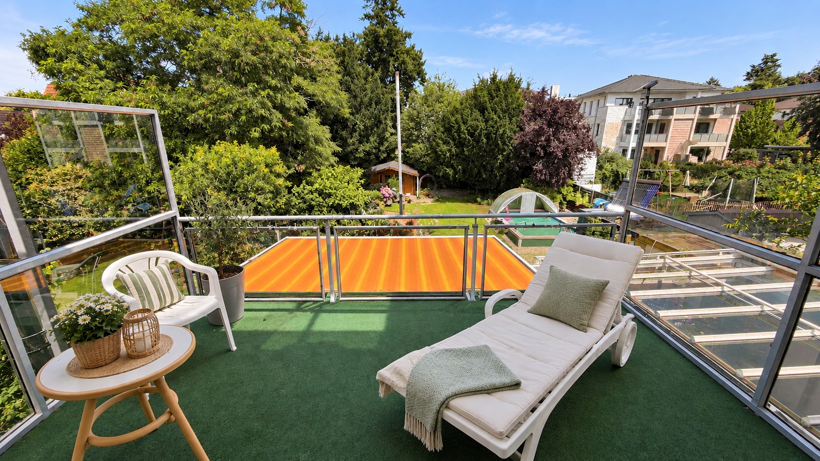 Balkon mit Blick in den Garten