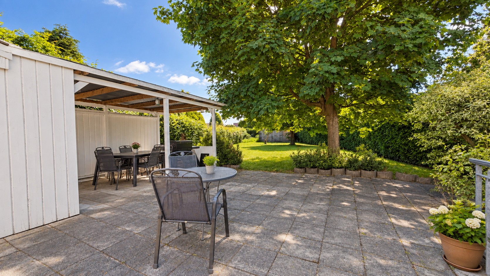 Terrasse mit Unterstand