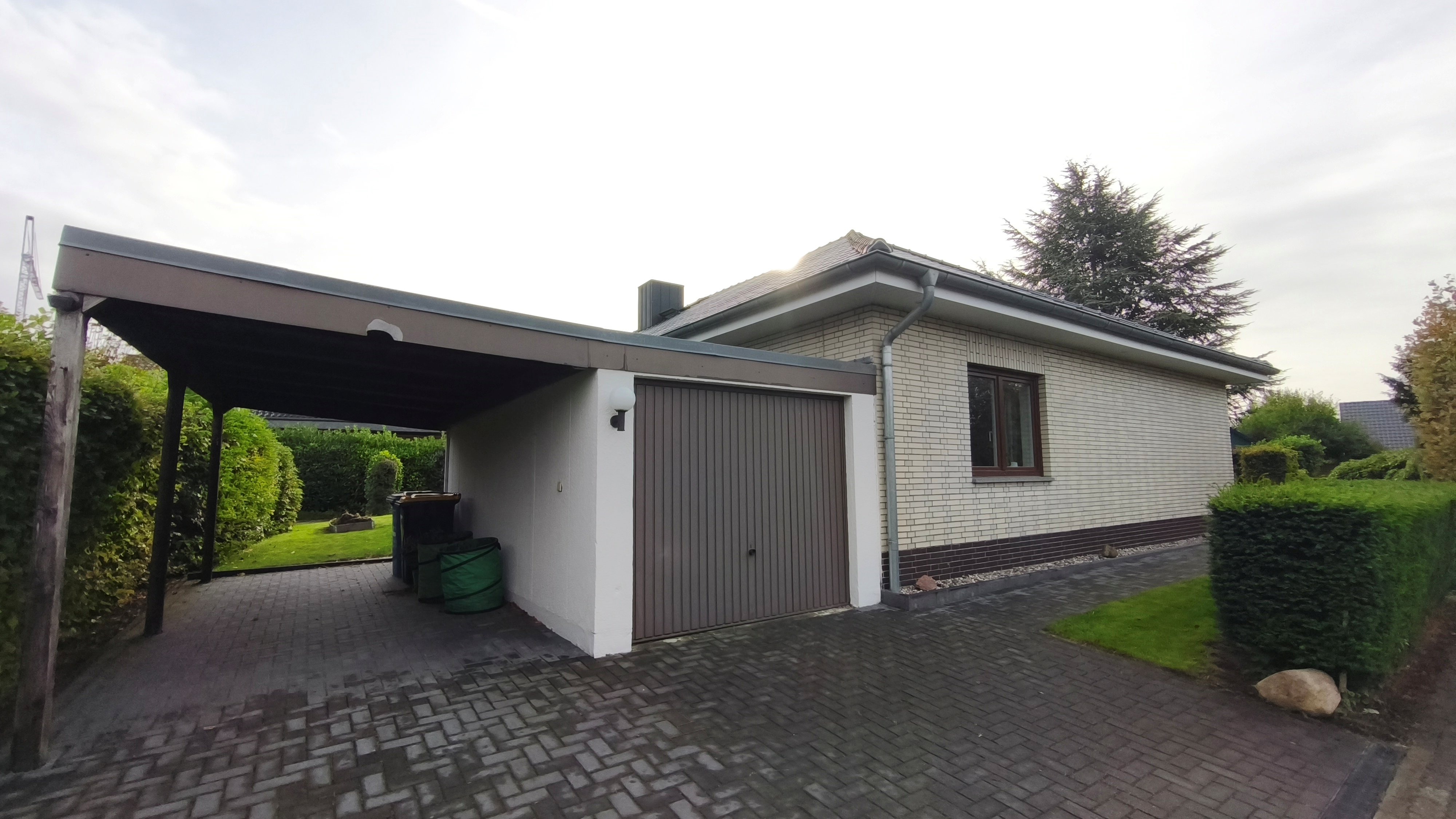 Carport, Garage und Hinteransicht