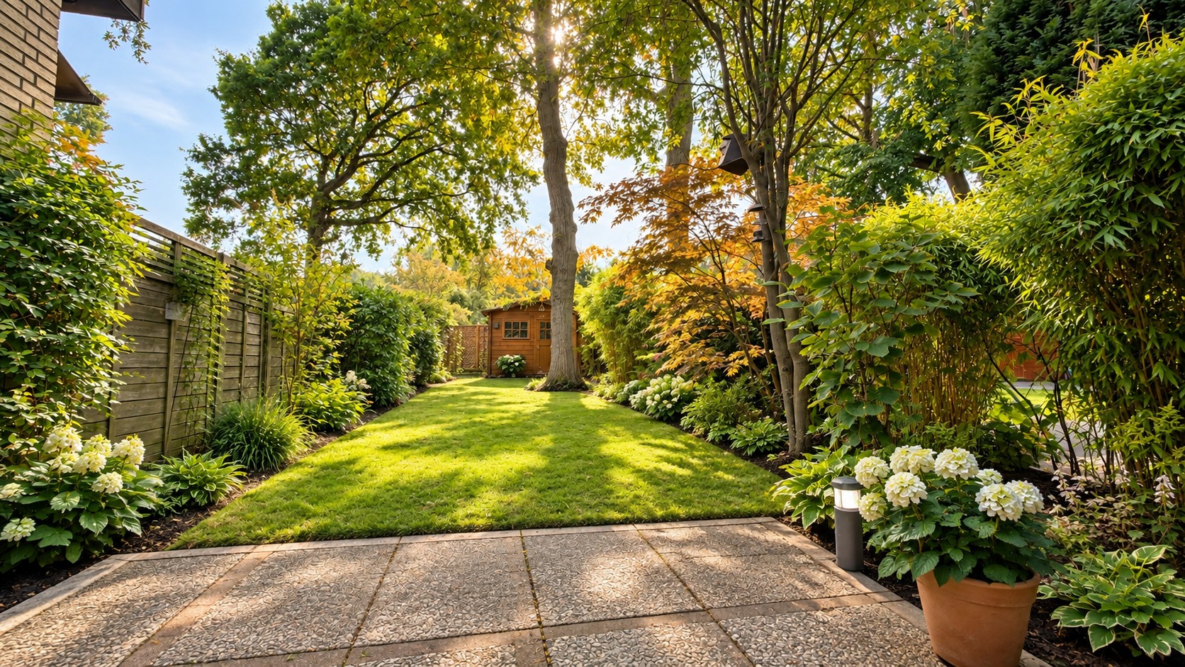 Terrasse mit Blick in den Garten