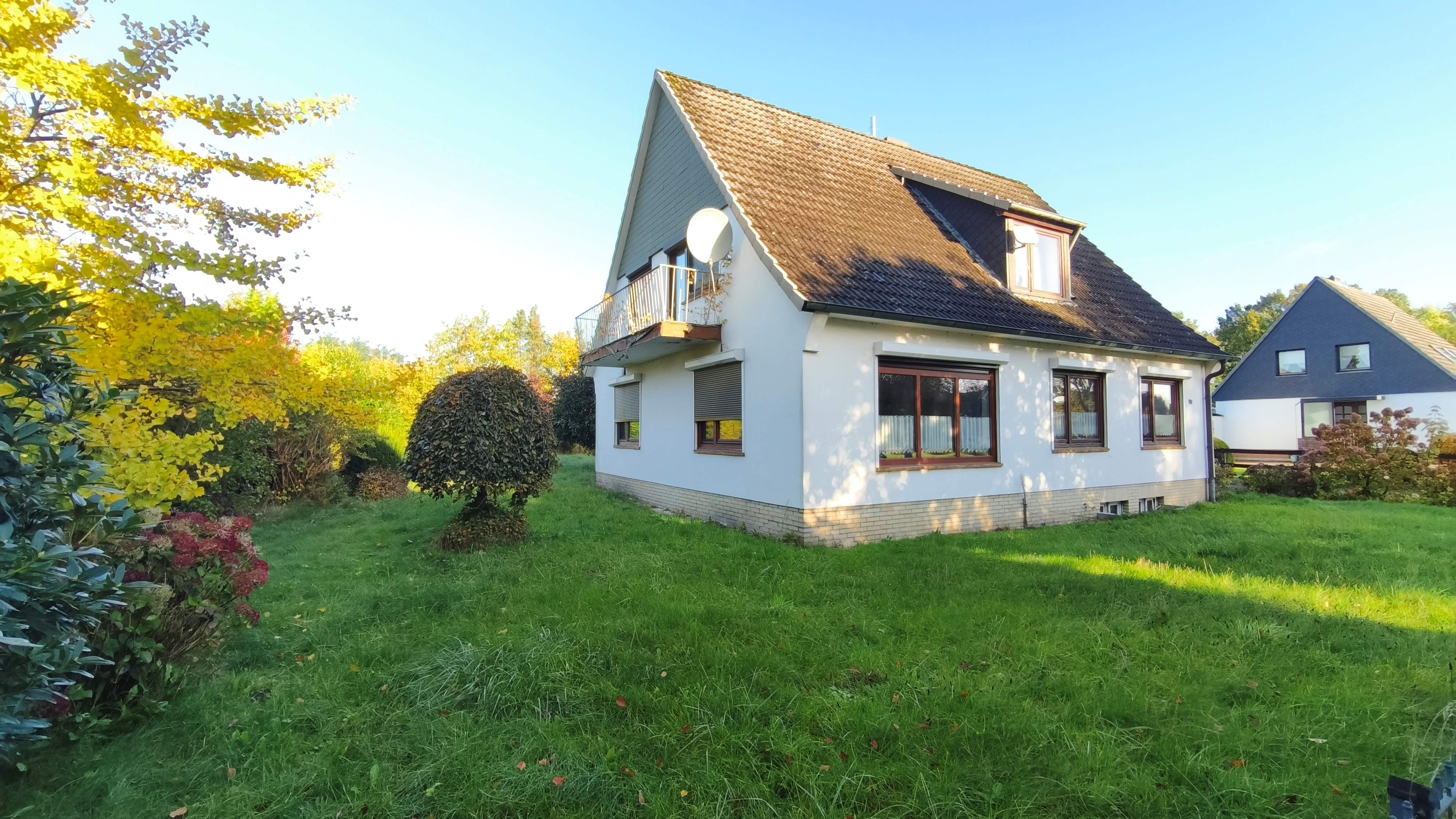 Vorgarten und seitlicher Garten