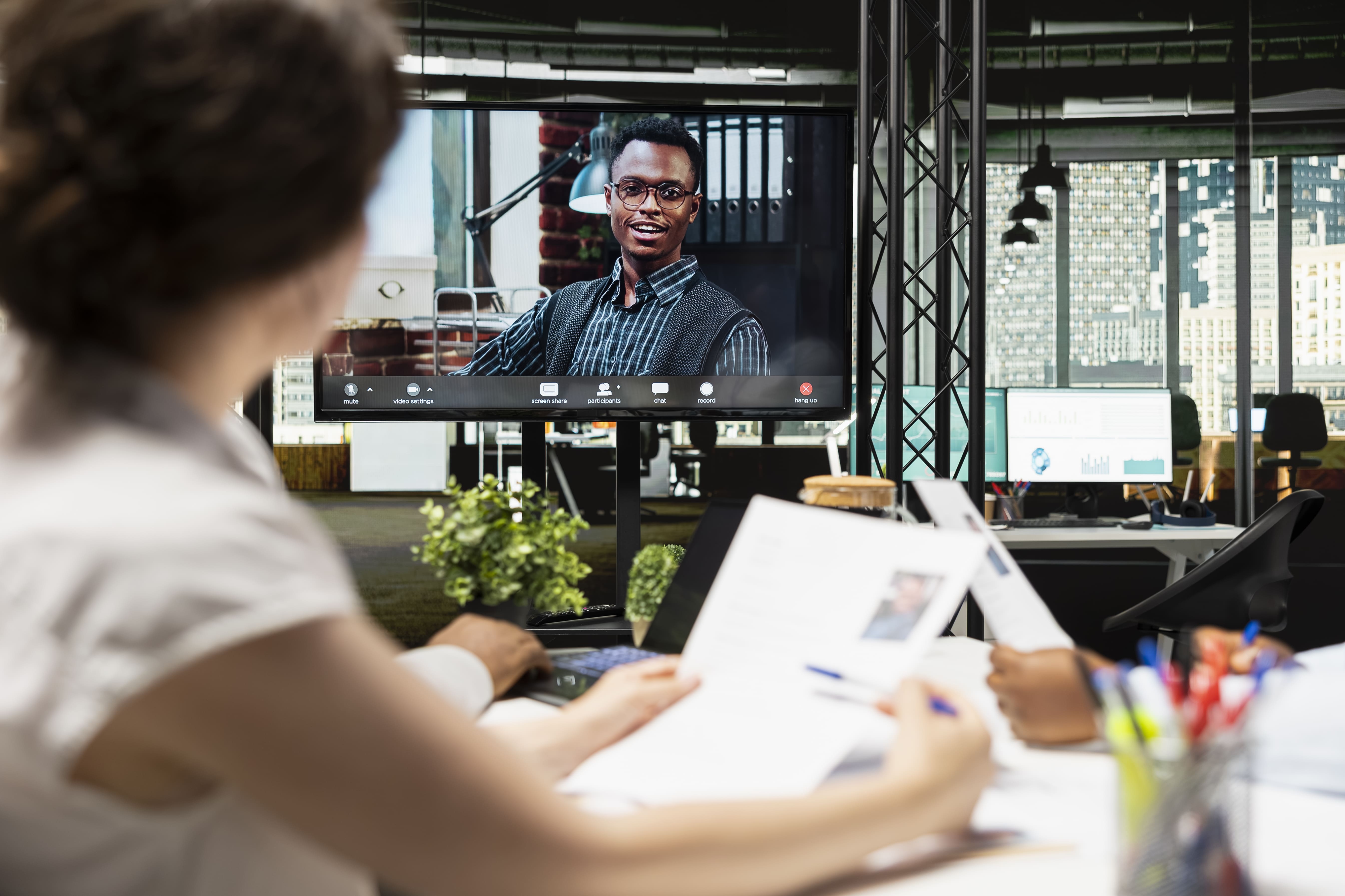 Une collaboratrice analysant un échange via un logiciel d'intelligence conversationnelle, utilisant Praiz pour capturer des données de vente et améliorer la collaboration d'équipe