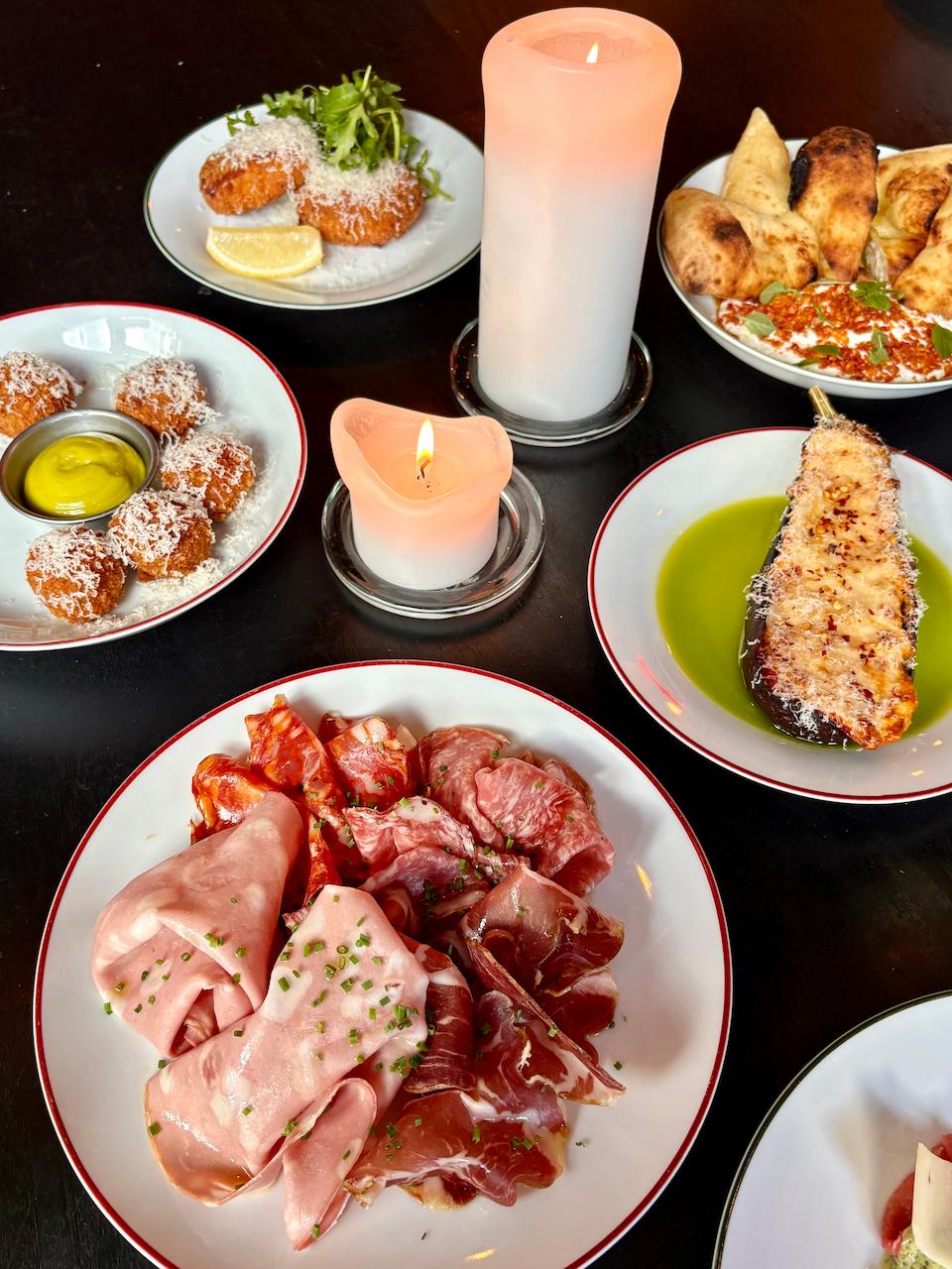 Sfeer foto van mensen die eten in Bar Bier