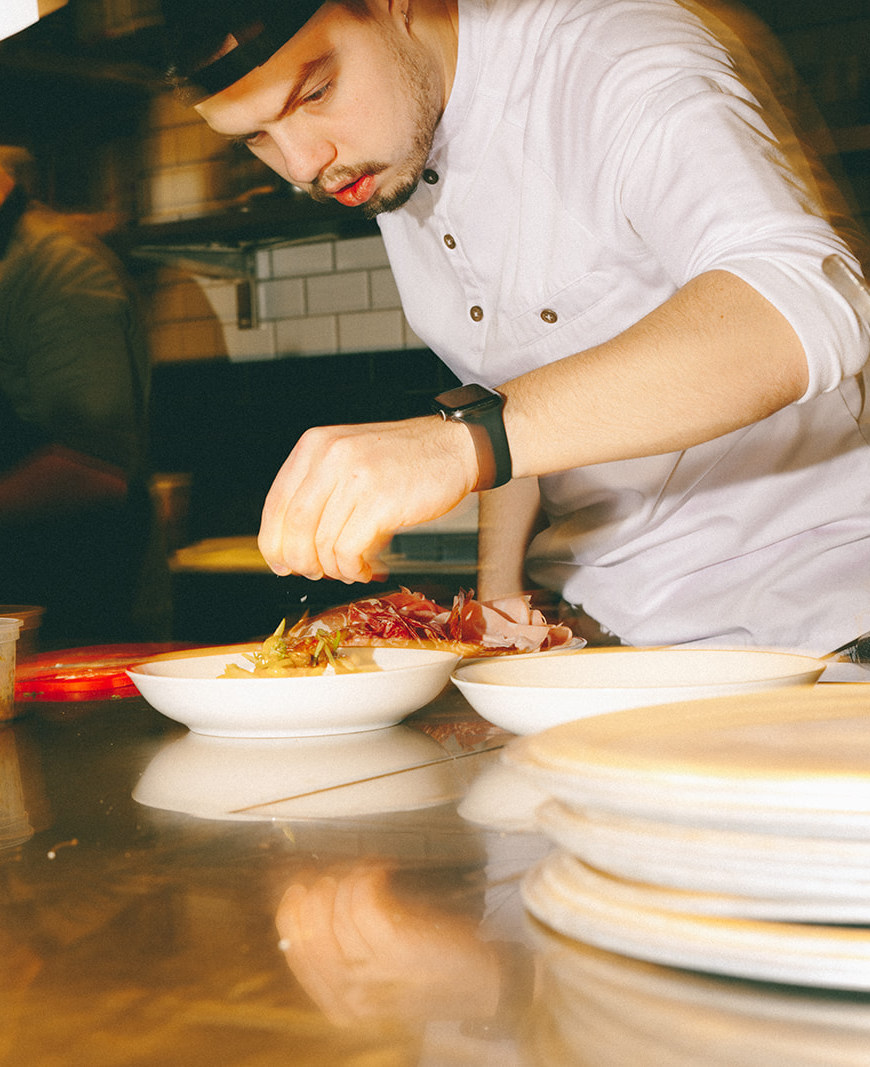 Sfeer foto van mensen die eten in Bar Bier