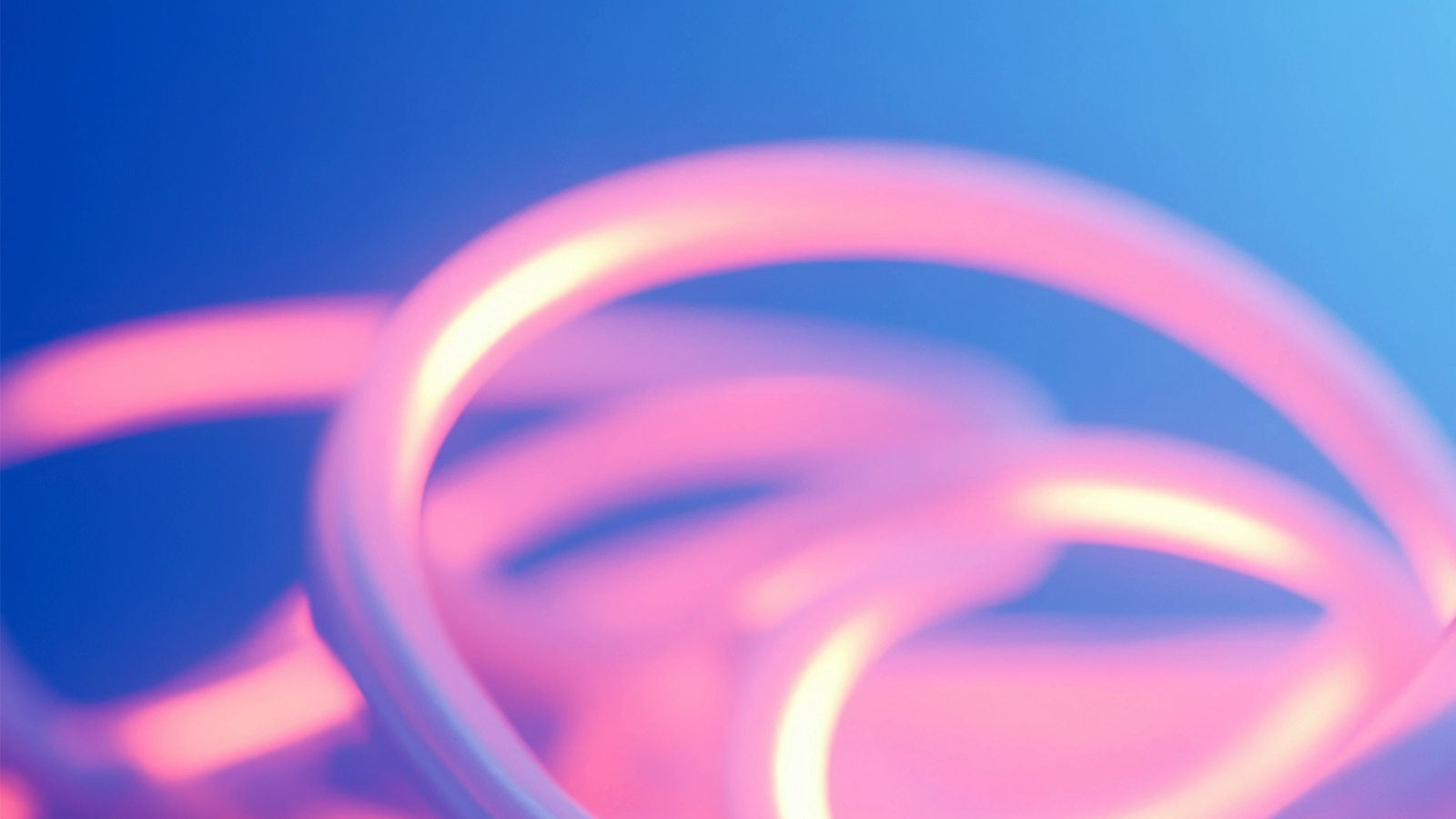 Ilustracja ze stocka Adobe Photoshop przedstawiająca różowo świecące światłowody na niebieskim tle.