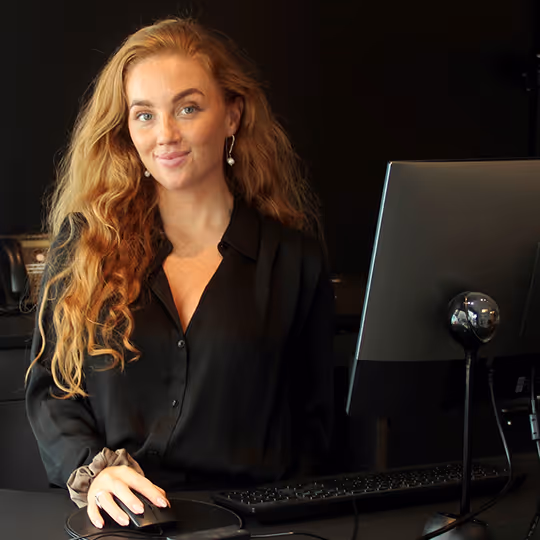 Godtands receptionist, Emma, står i reception. Sådan møder hun dig når du kommer ind af døren på Gammel Kongevej 72C
