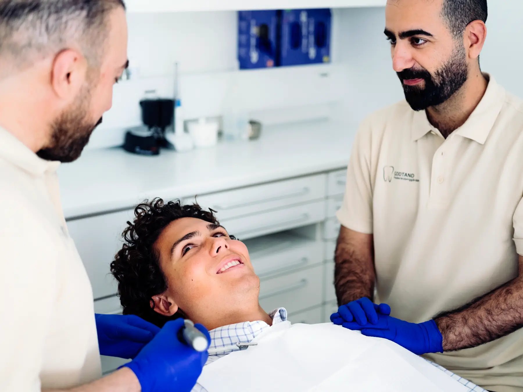 Tandlæge forklarer ung patient om patients 3D scanning