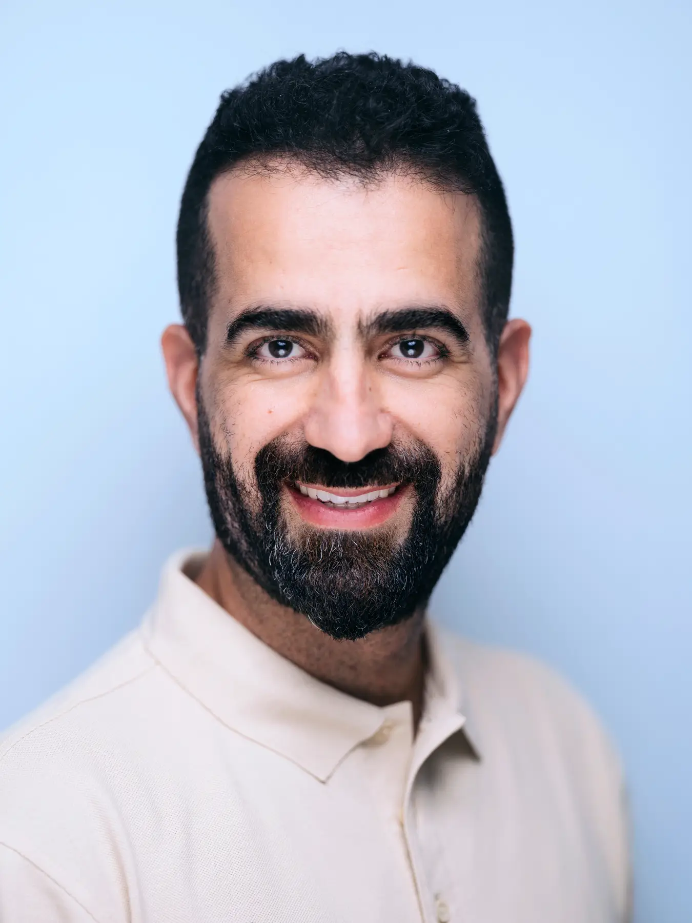 Portræt af klinikassistent Yaser Rahmani, Godtand Frederiksberggårdens tandklinik