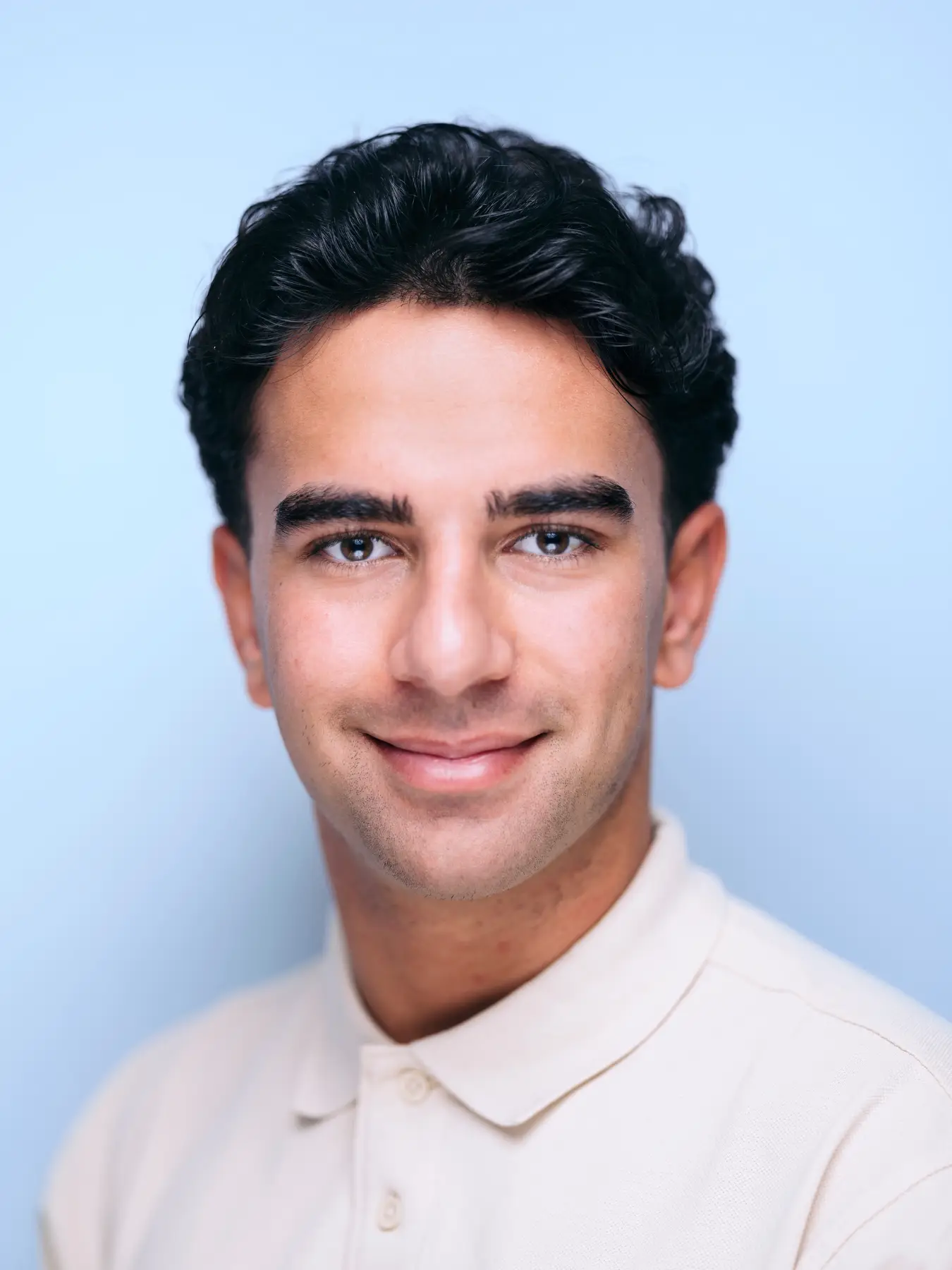 Portræt af klinik-medhjælper, Roman Aziz, Godtand Frederiksberggårdens tandklinik