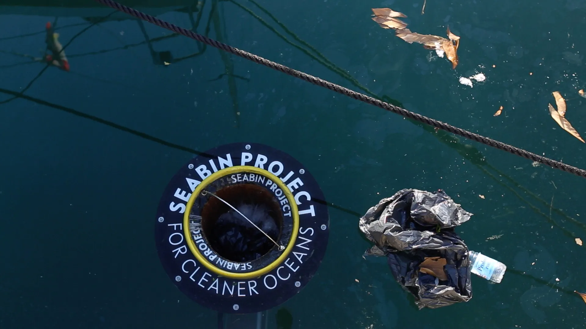 Nobody likes to pull into a marina and see plastic items cluttering up the waterway; here are many eco-friendly boating efforts combating this.