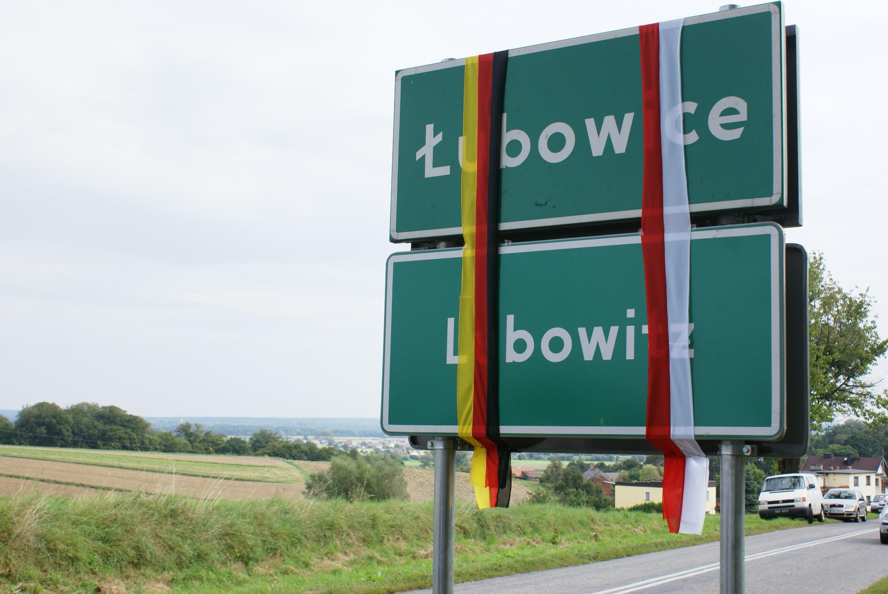 Tablice dwujęzyczne w Łubowicach 