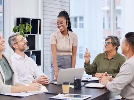 A shipday partner consulting a shipday associate 