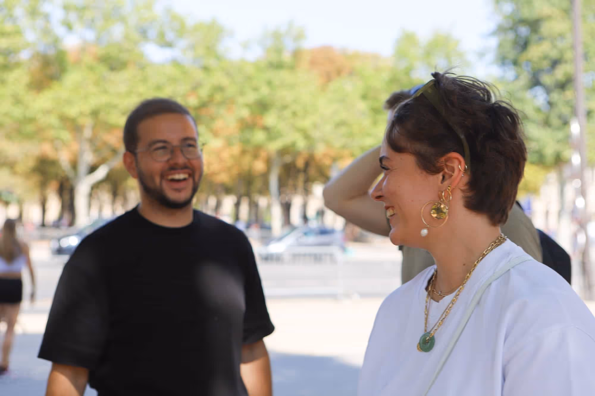 Smiling people in a park in Paris - DayIn Guided Tours