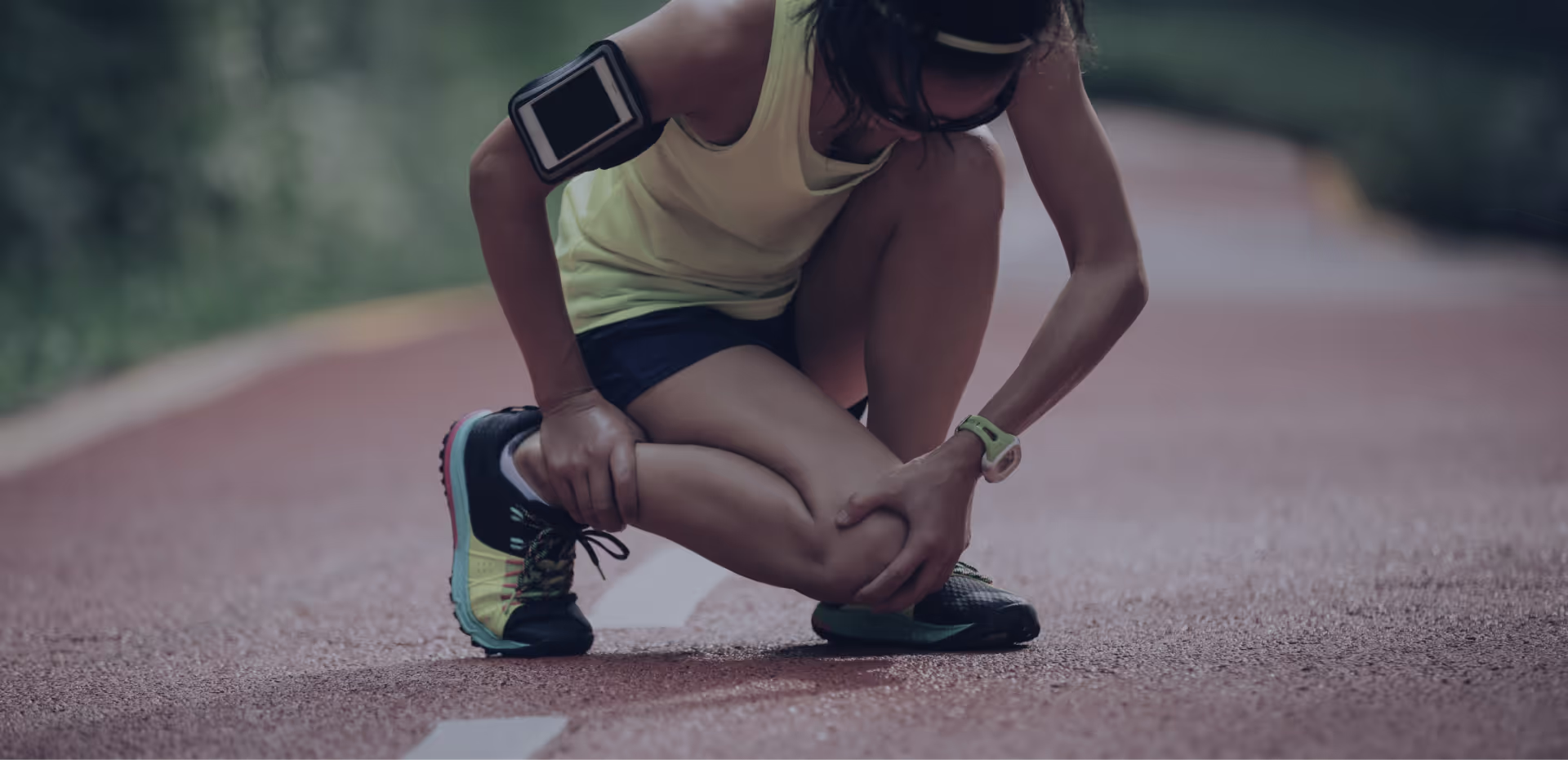Imagen de una deportista con una lesión para representar la especialidad de Fisioterapia del centro Élite