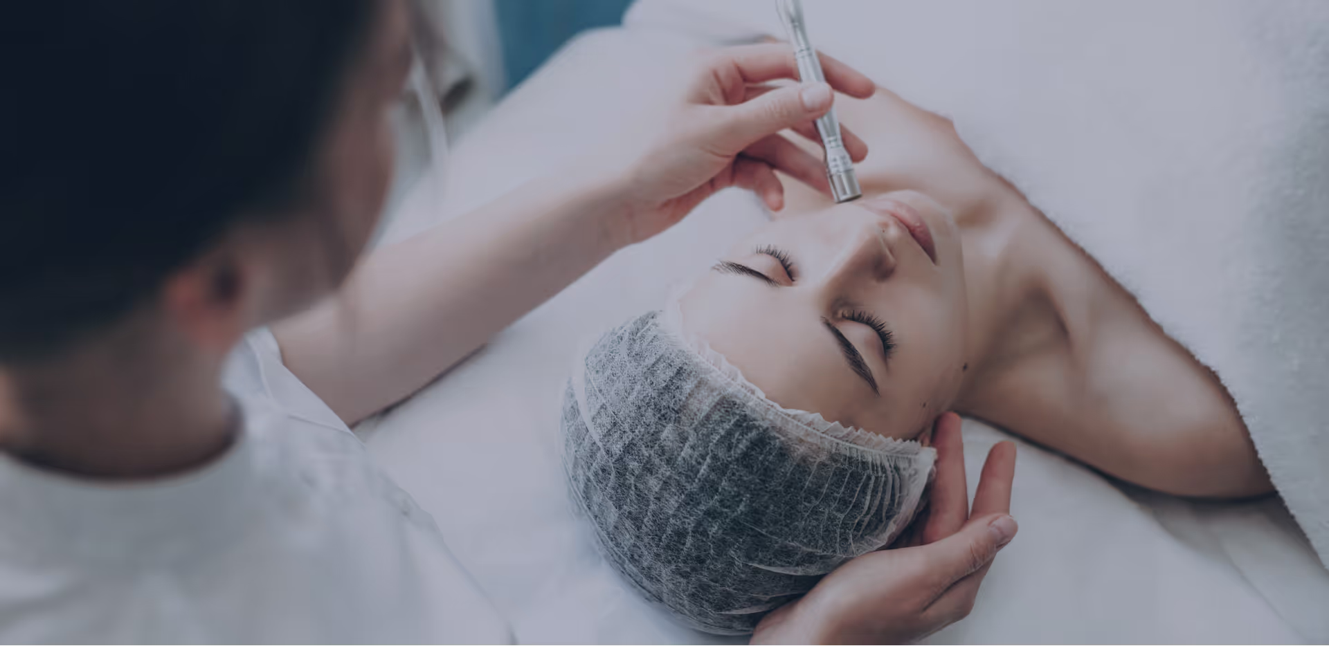 Una médico haciendo un procedimiento de medicina estética en en cetro Élite