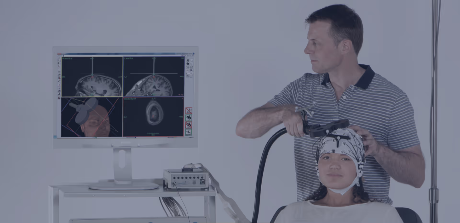 Una imagen de un especialista haciendo un tratamiento con estimulación magnética transcraneal 