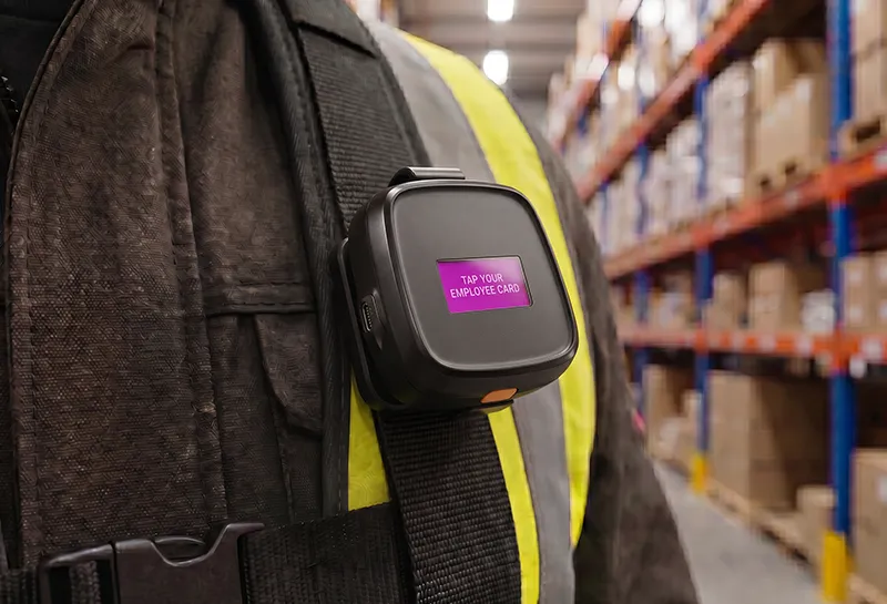 Brána (gateway) pro osobní bezpečnost, jedno ze zařízení pro connected workers vyvinutých s podporou Consilia.