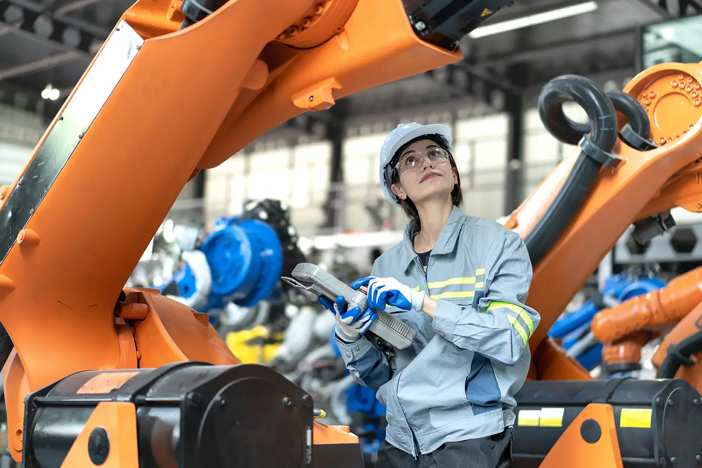 Industry 4.0 se spojuje hlavně s automatizací, ale velká část každodenní práce jsou pořád lidé a stroje vedle sebe.