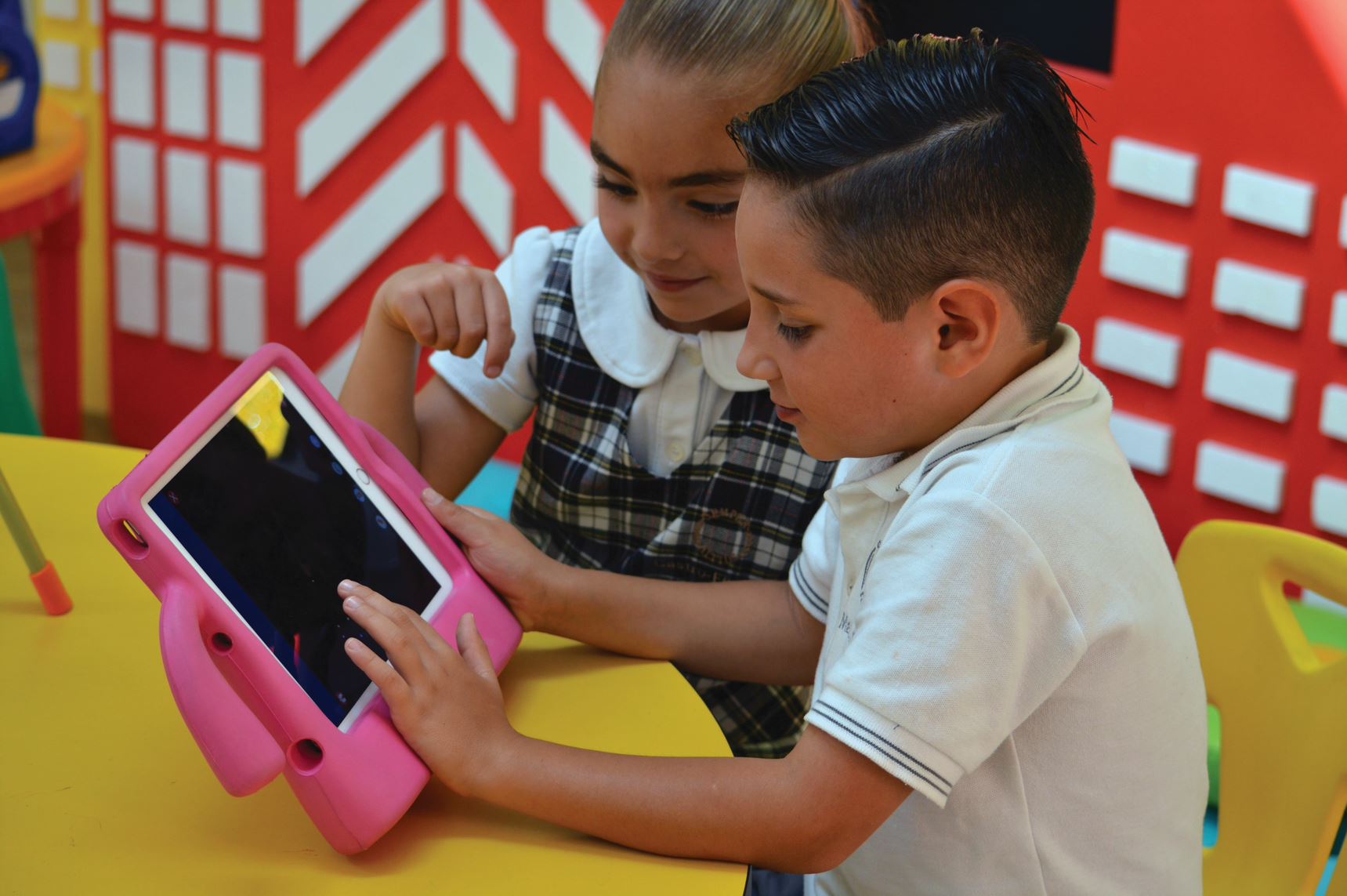 Alumno de la Red de Colegios Semper Altius trabajando con una tablet.