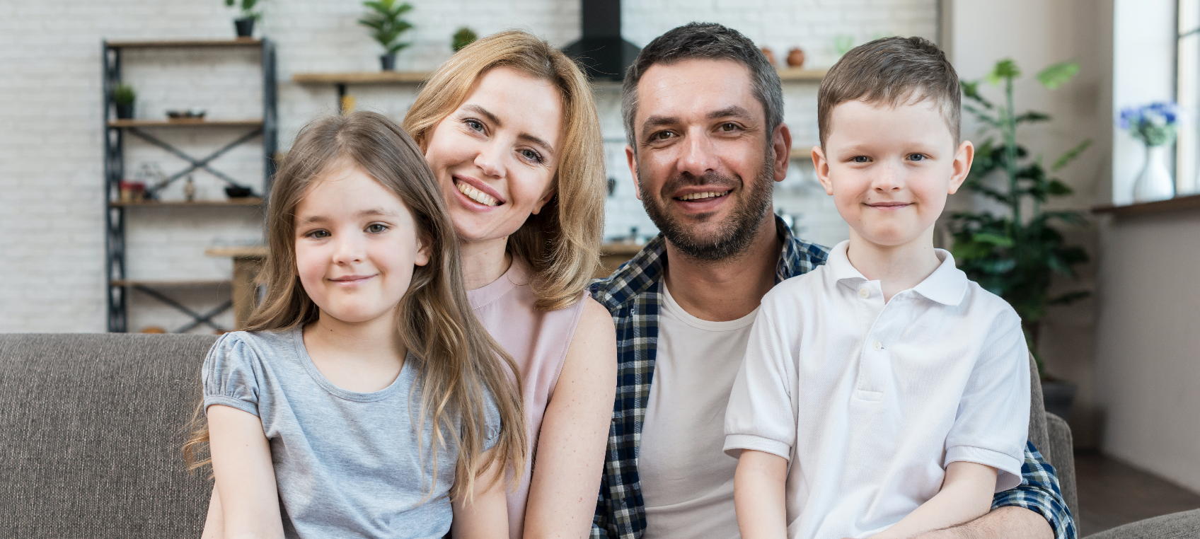 Padre y madre con sus hijos.