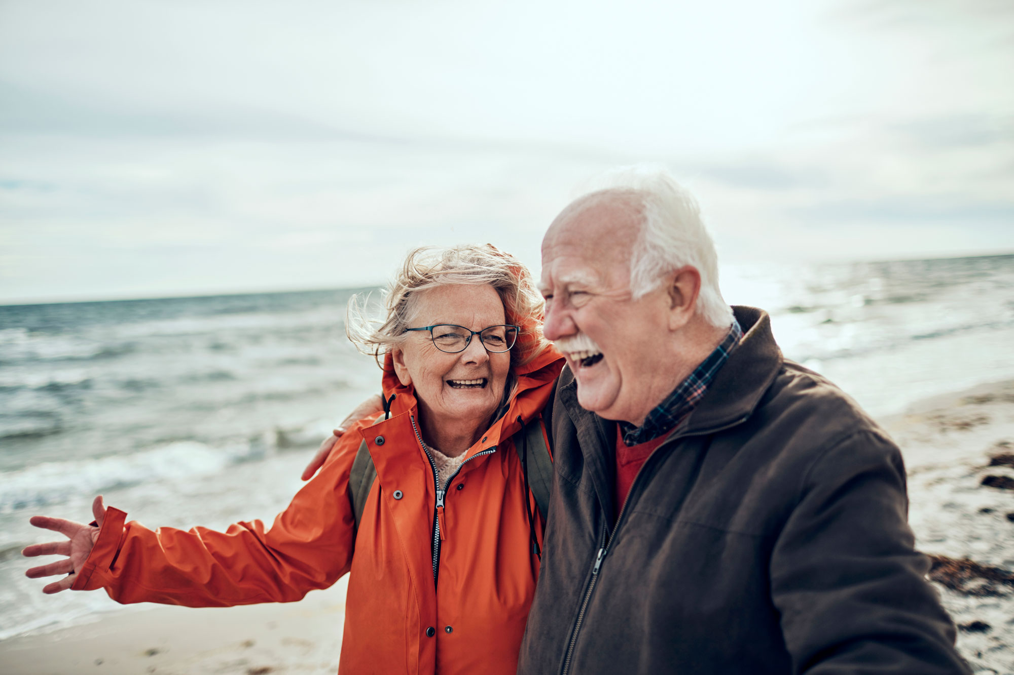 Mann i rullestol med sin personlige assistent