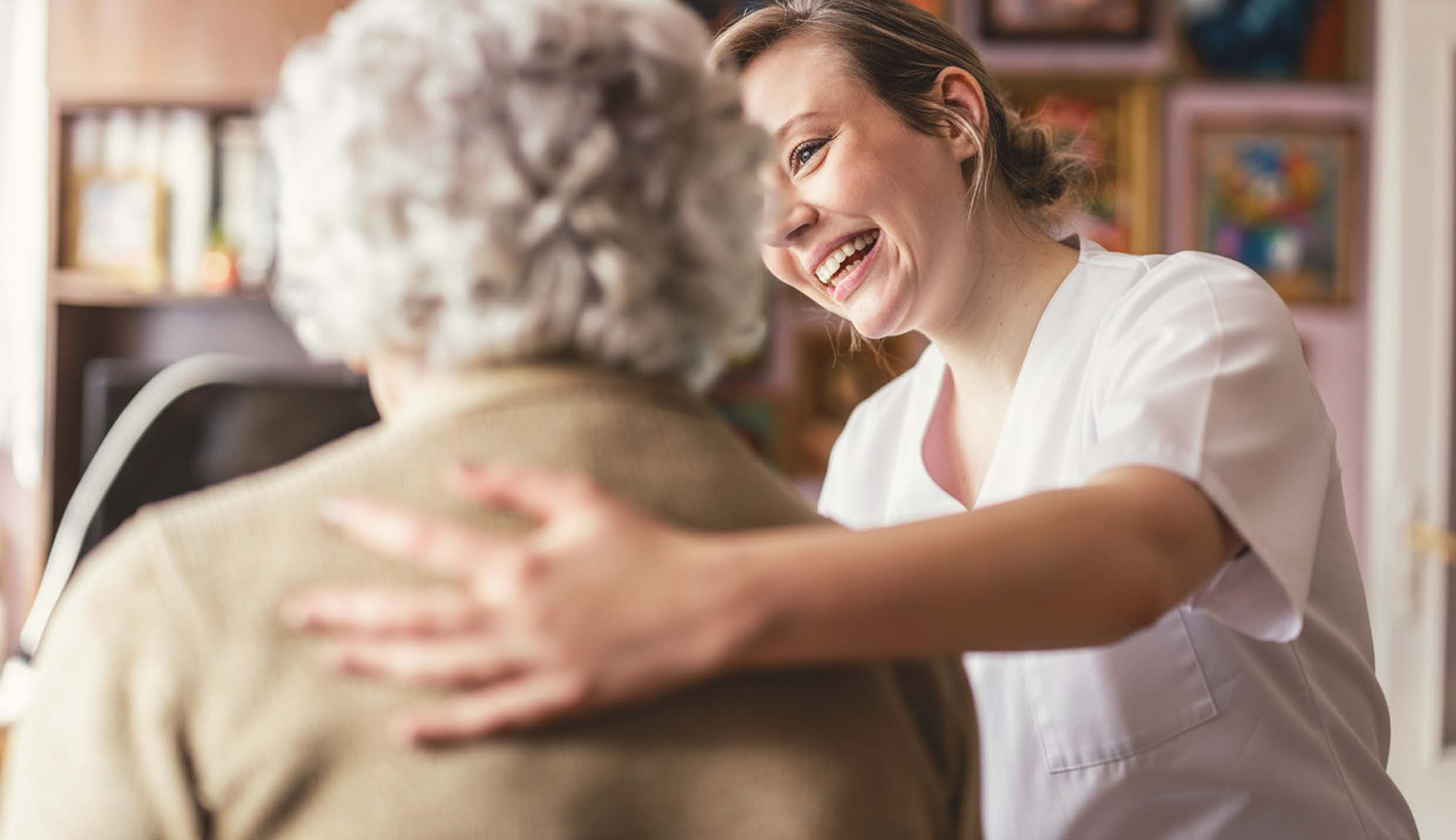 Mann i rullestol med sin personlige assistent