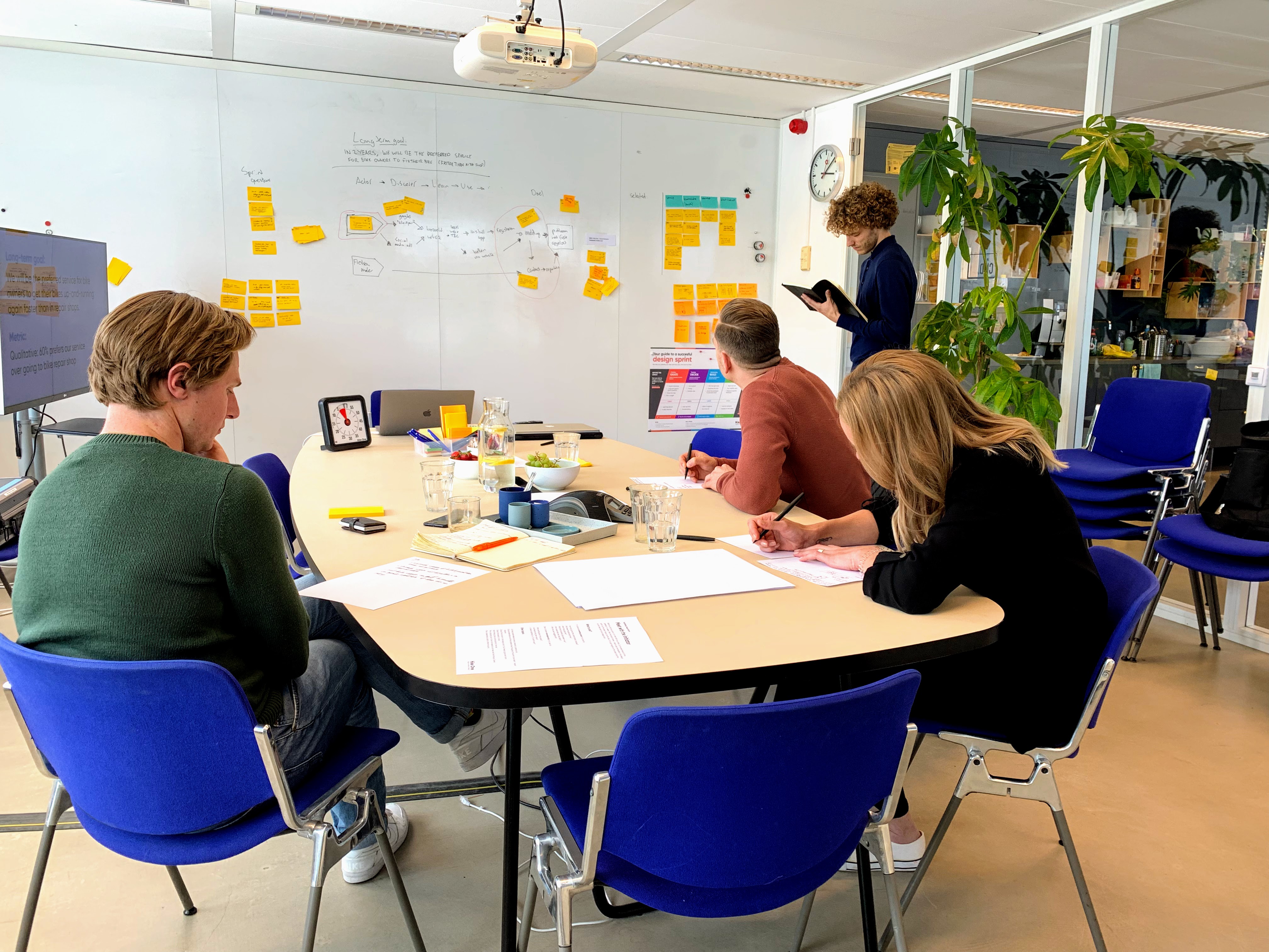 designers kijken naar een scherm